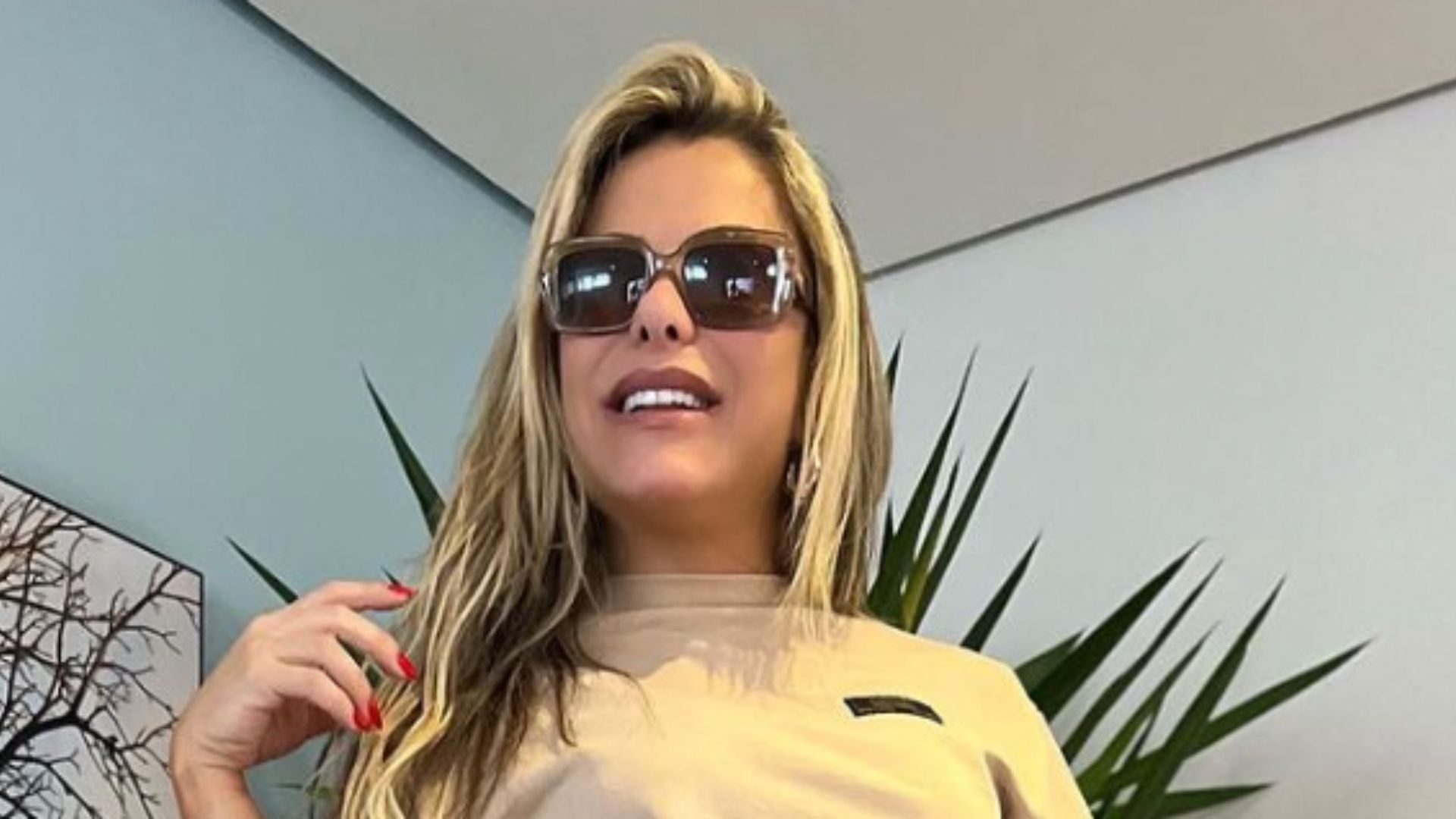 Esposa de Leonardo pega avião com top que dá ‘levantadinha’ nos seios: “Corajosa”