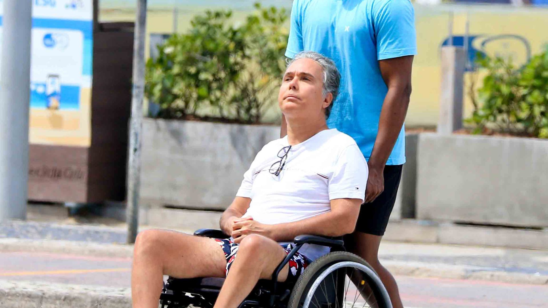 Aos 52 anos, Flávio Silvino é clicado ao lado de cuidador durante passeio no Rio
