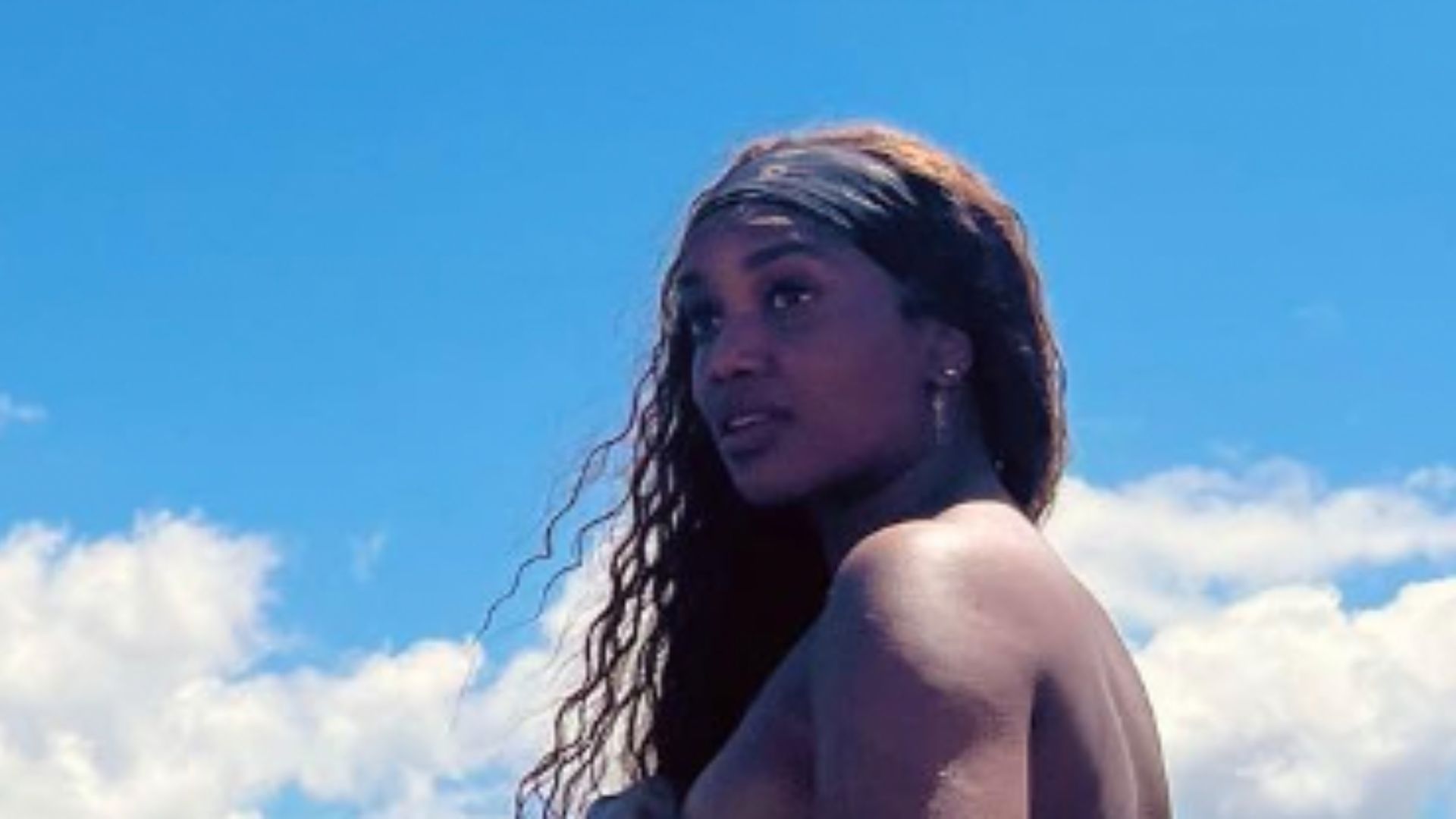 Iza tira a parte de cima do biquíni em praia deserta e namorado reage: “Comigo?”