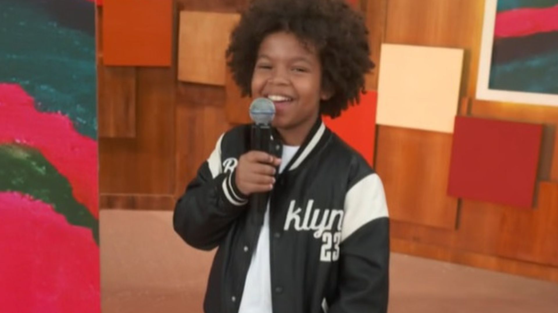 Estrela mirim de ‘Amor Perfeito’ surpreende público ao cantar no ‘Encontro’: “Fez bonito”