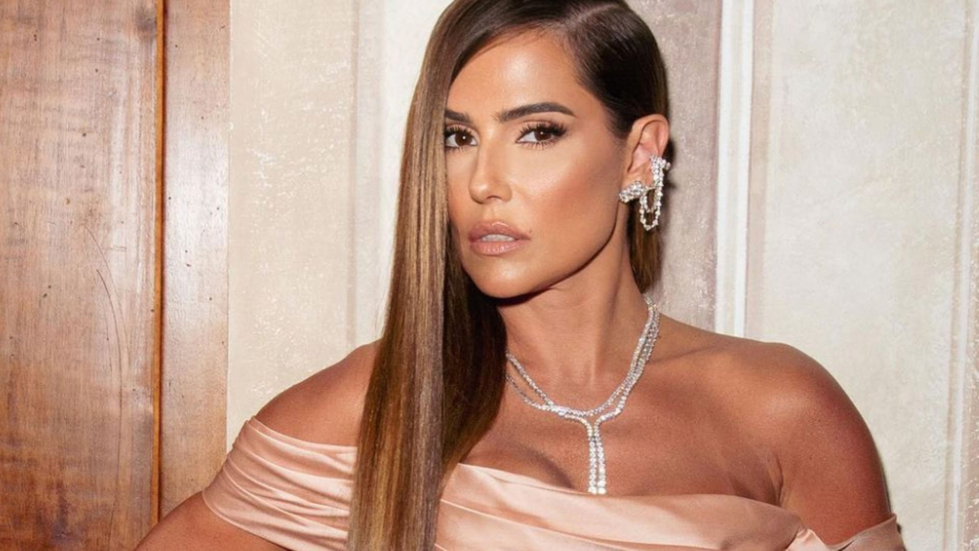 Fenda até a virilha e colo nu: Deborah Secco causa com look para ser madrinha