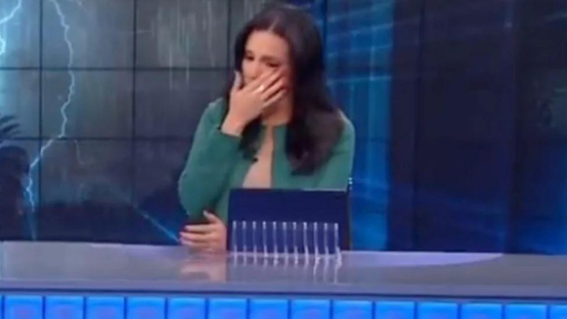 Comovida, âncora do SBT fica aos prantos durante jornal ao vivo
