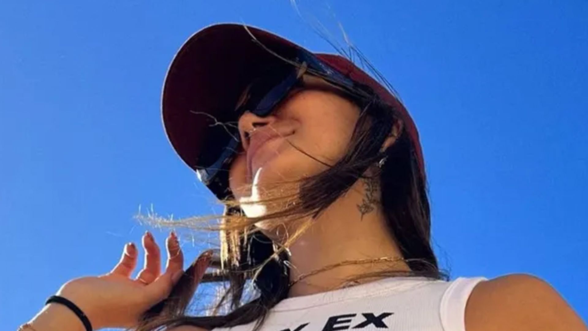 De farol aceso e calcinha asa-delta, Mel Maia usa top com recado para o ex-namorado