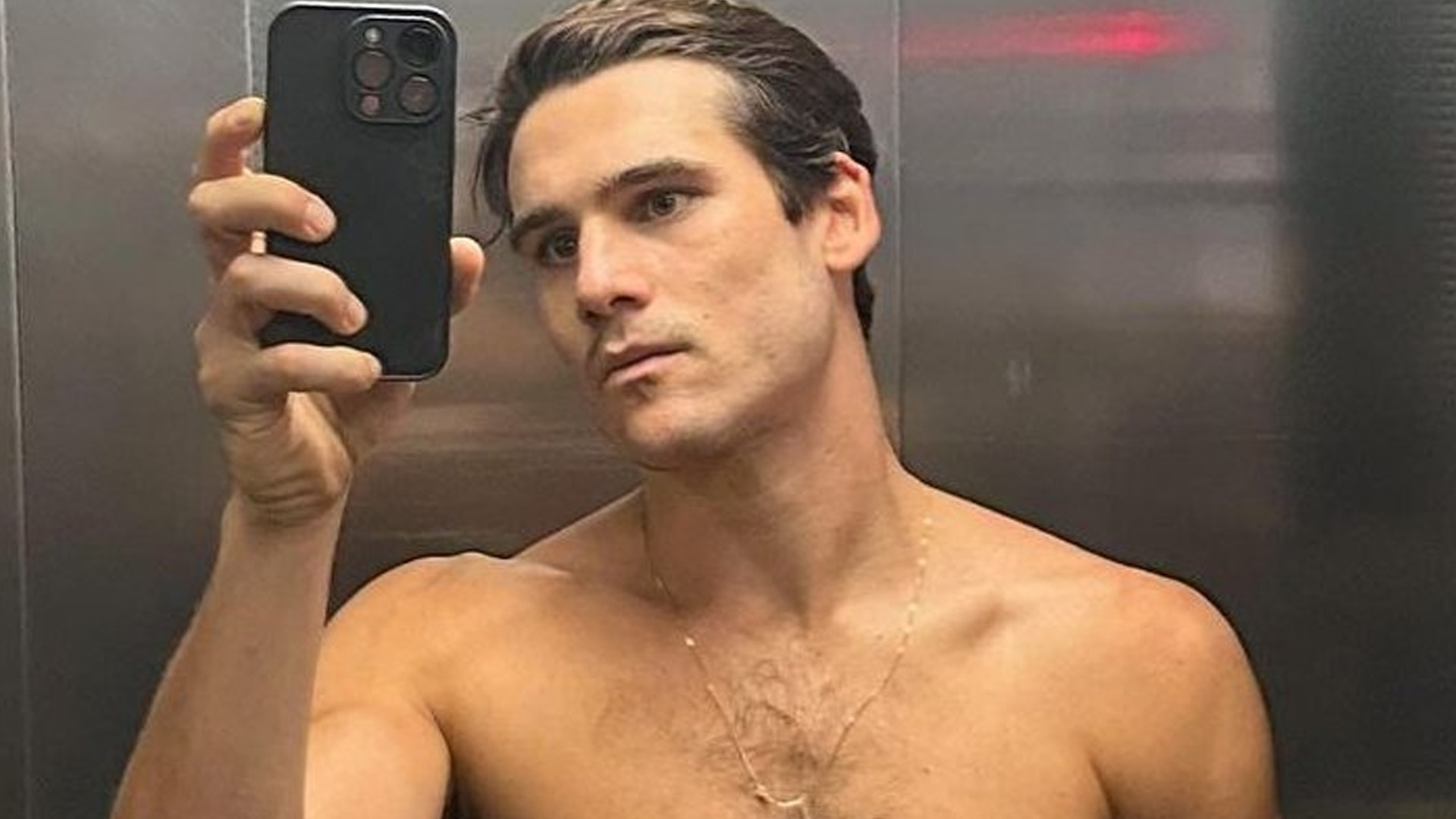 Sem cueca, Nicolas Prattes mostra caminho da felicidade e apaga foto correndo