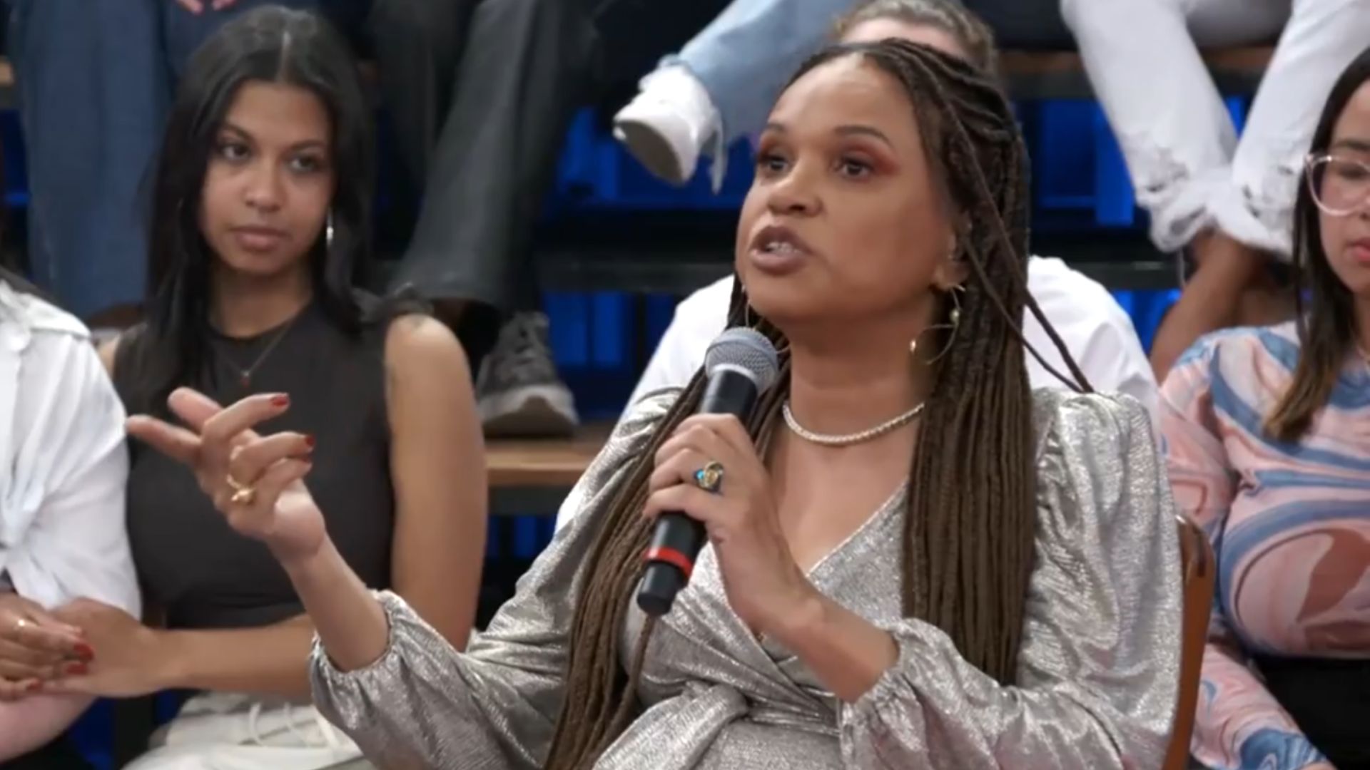 No ‘Altas Horas’, Teresa Cristina alfineta artistas brasileiros: “Vão procurar”