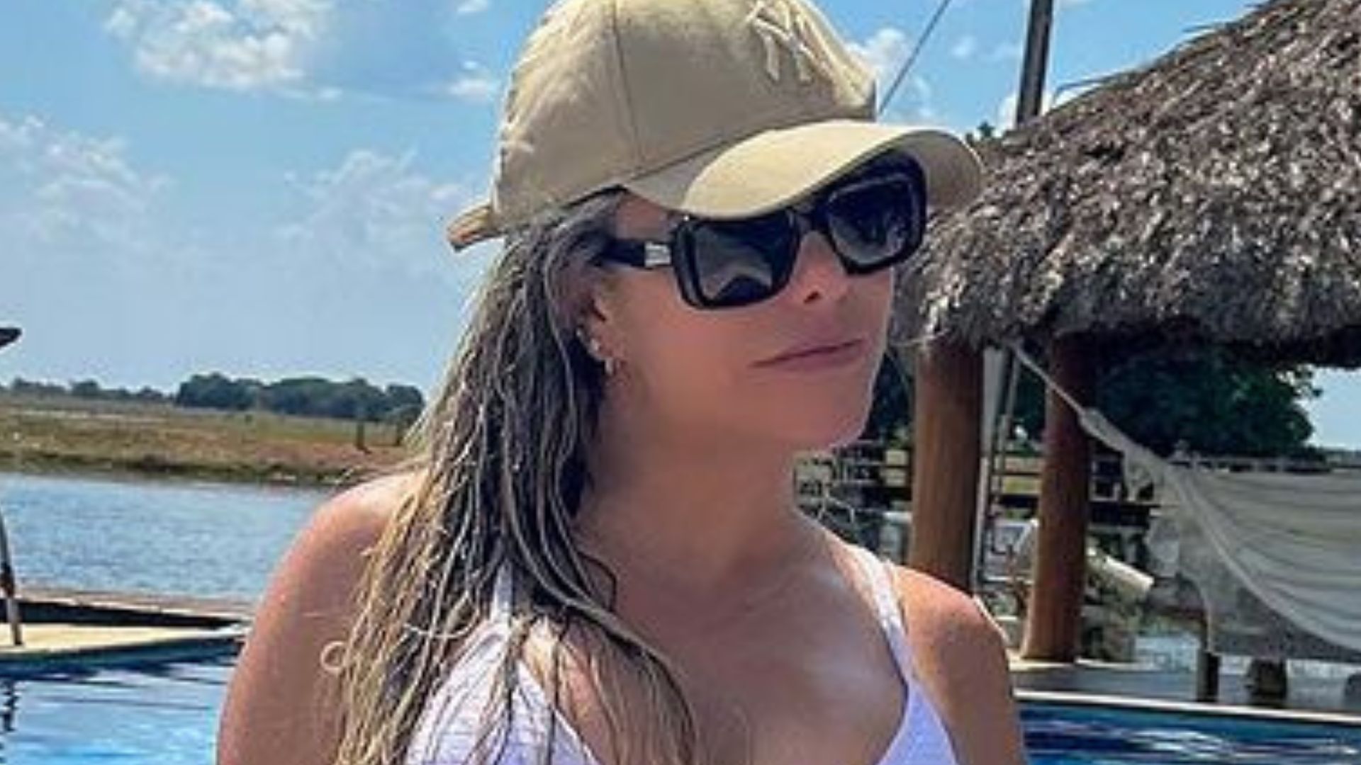 Esposa de Leonardo escancara tanquinho de biquíni e incendeia web: “Sem defeitos”