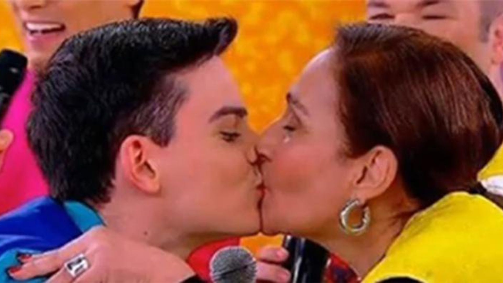 Por que Sonia Abrão beijou Dudu Camargo? Jornalista se enfureceu ao relembrar a cena