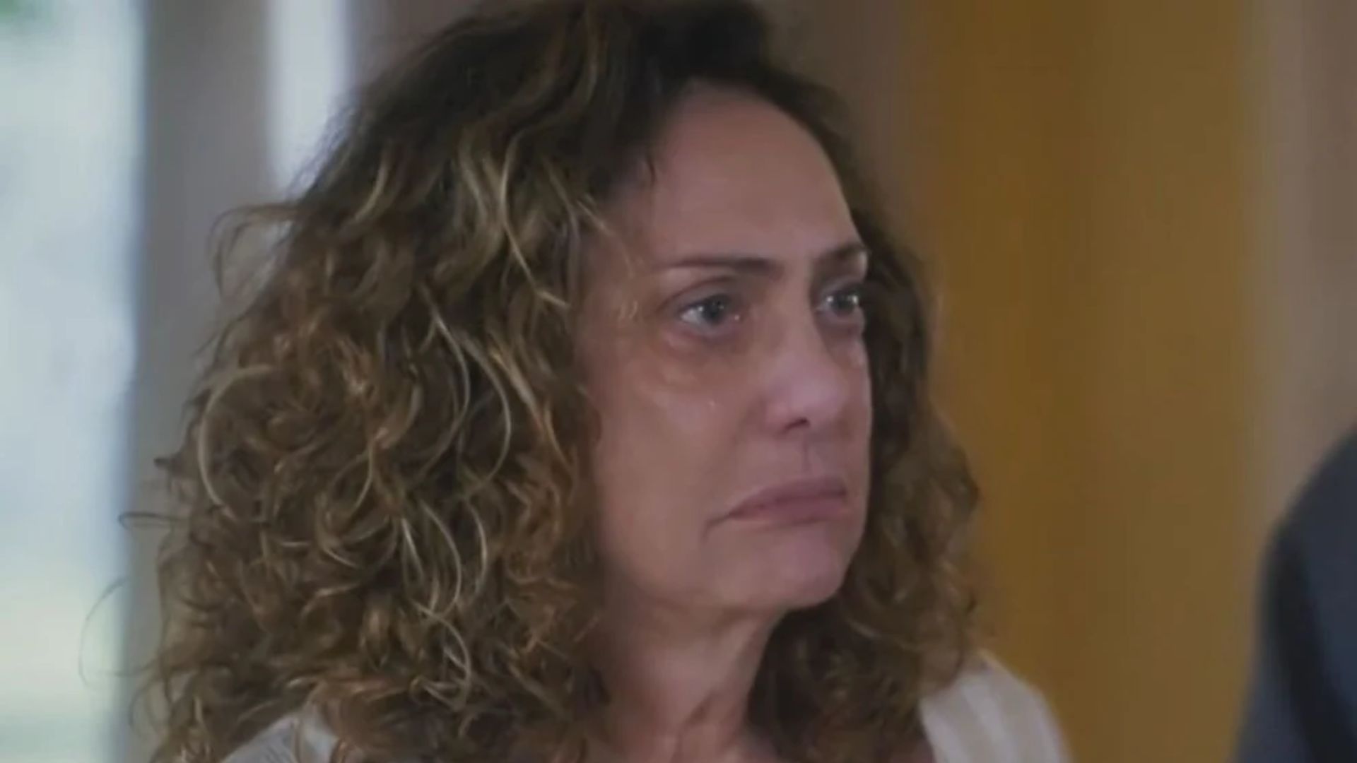 Terra e Paixão: Agatha recebe visita inesperada e surta: “Não pode falar comigo!”