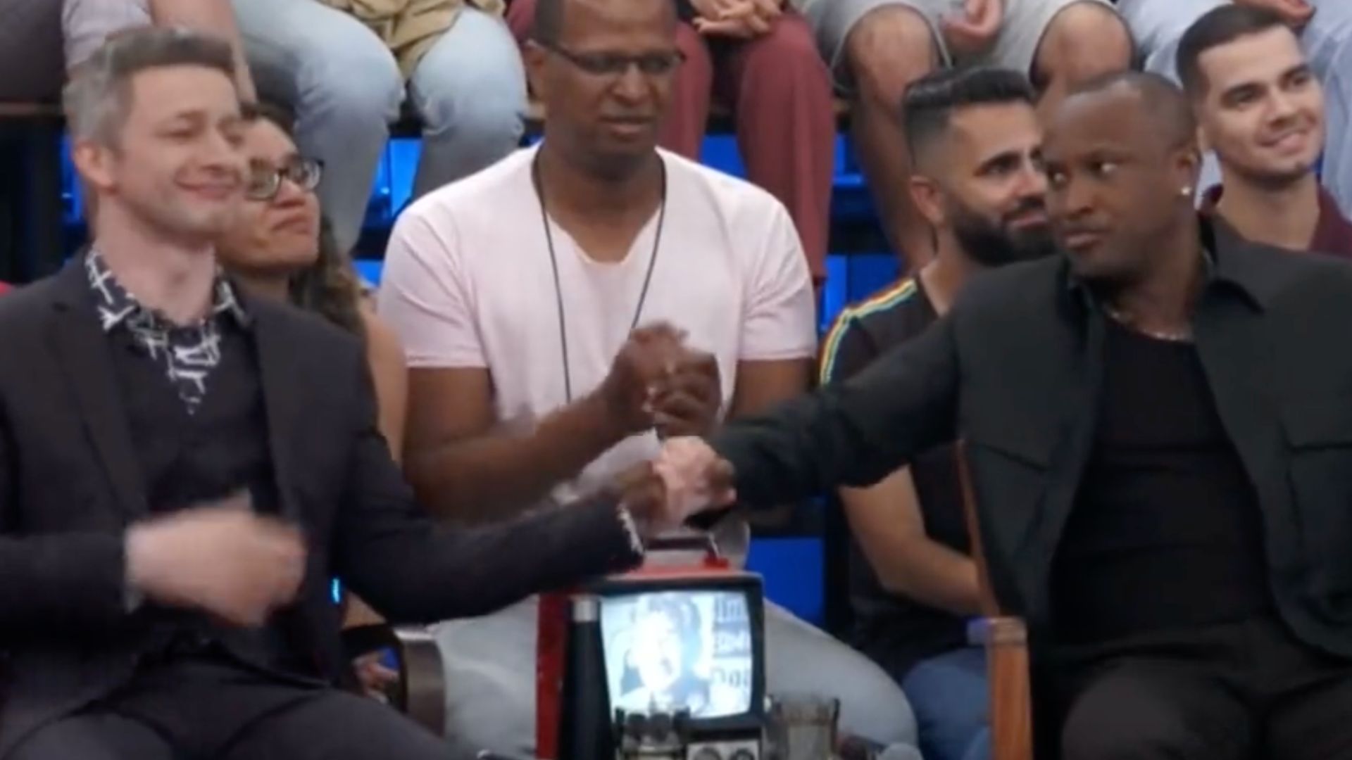 Gesto nobre! Thiaguinho consola Lucas Lima no ‘Altas Horas’ e emociona fãs