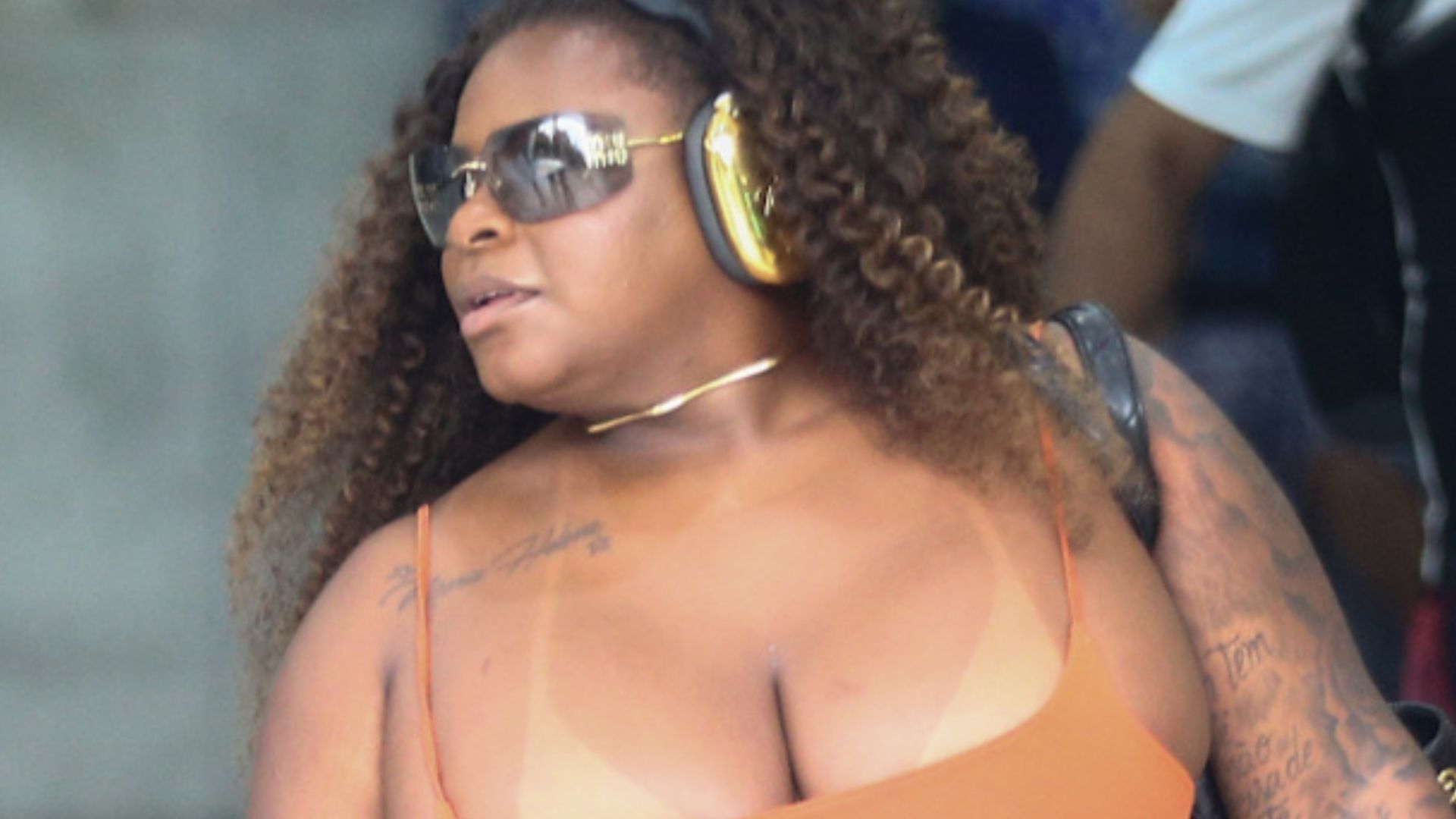 Bem mais seca, Jojo Todynho escandaliza decote picante ao desembarcar no Rio