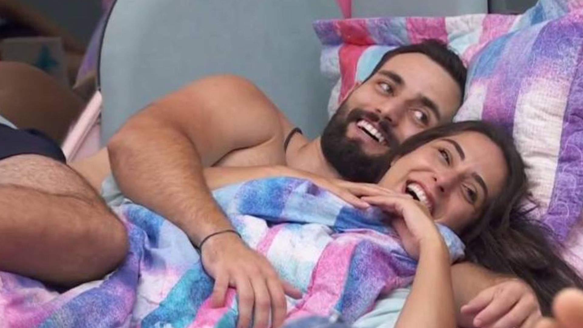 BBB 24: Matteus e Deniziane se beijam e movimentam edredom; vídeo