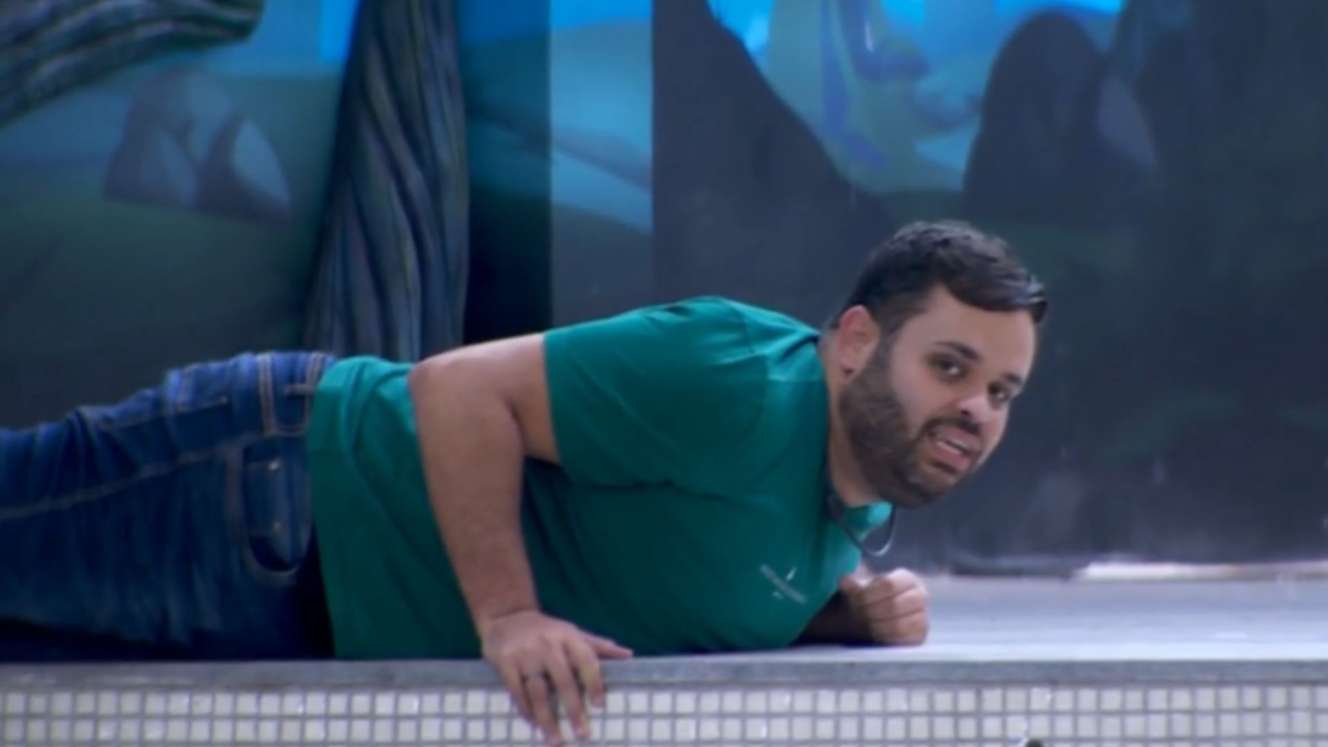 BBB 24: Michel se arrasta pelo chão para espionar sister