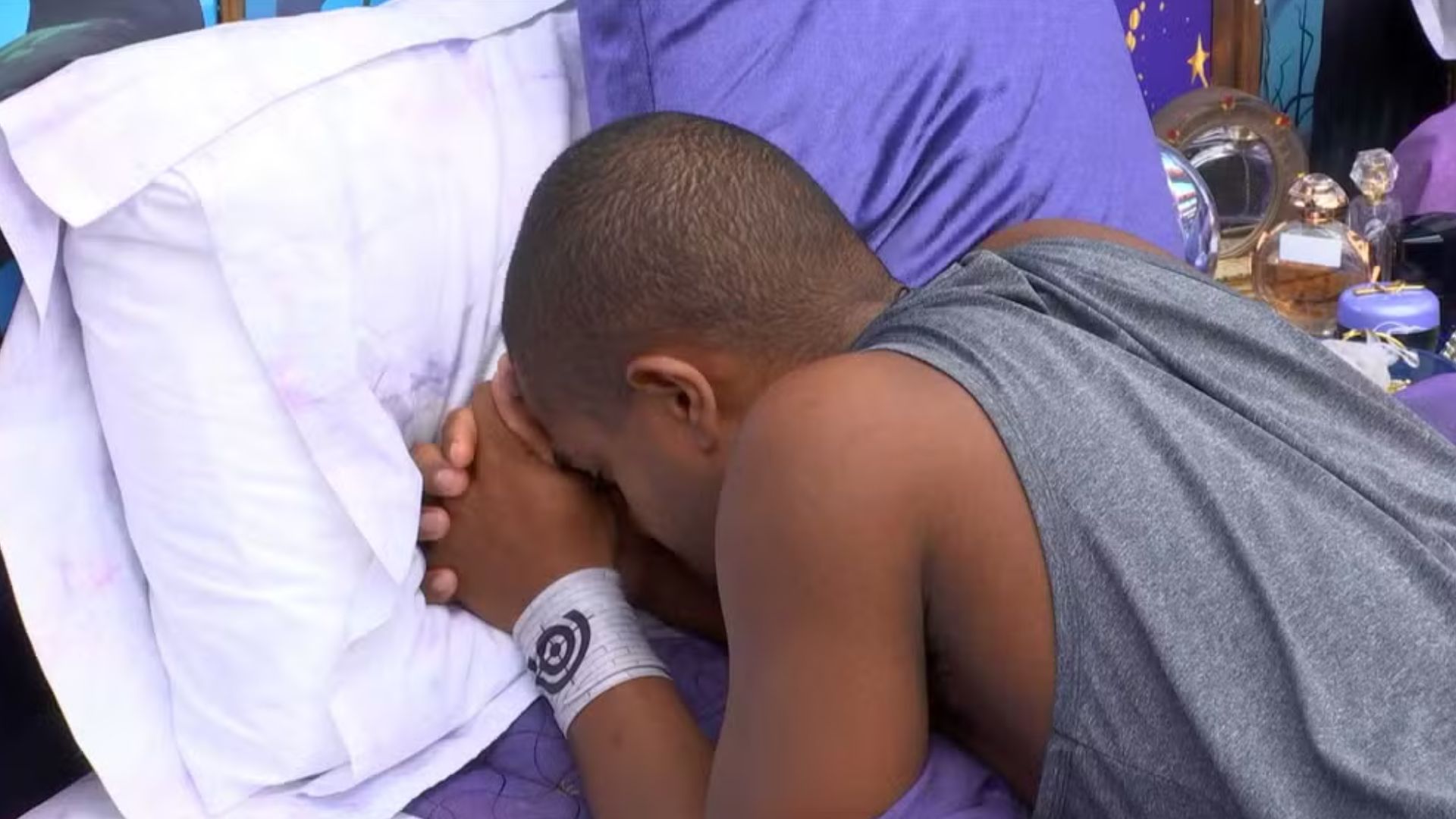 BBB 24: Davi deita na cama e desabafa sozinho: “Cheio de cobra nessa casa”