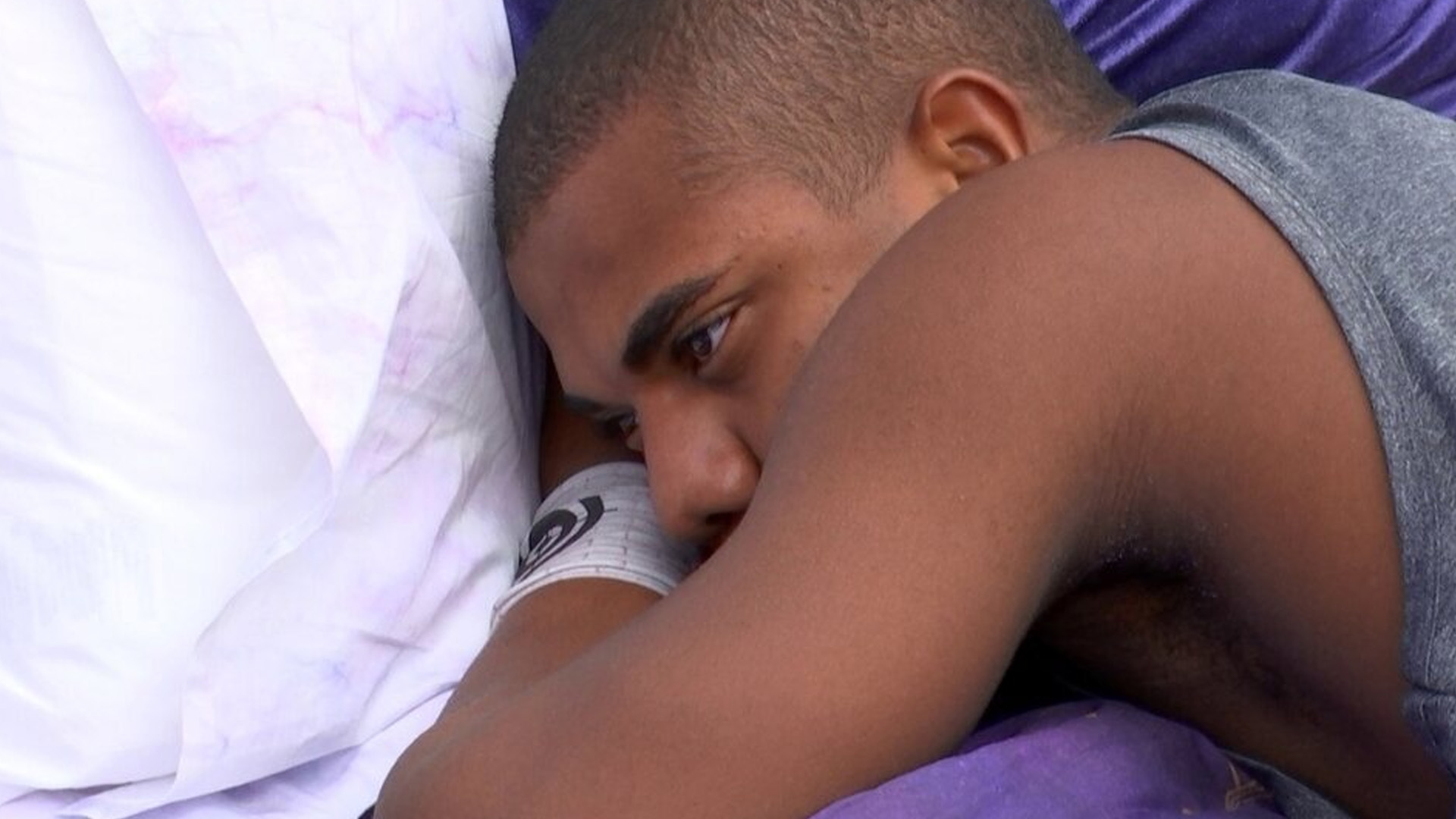 BBB 24: Isolado, Davi implora pela mãe durante o sono: “Mainha”