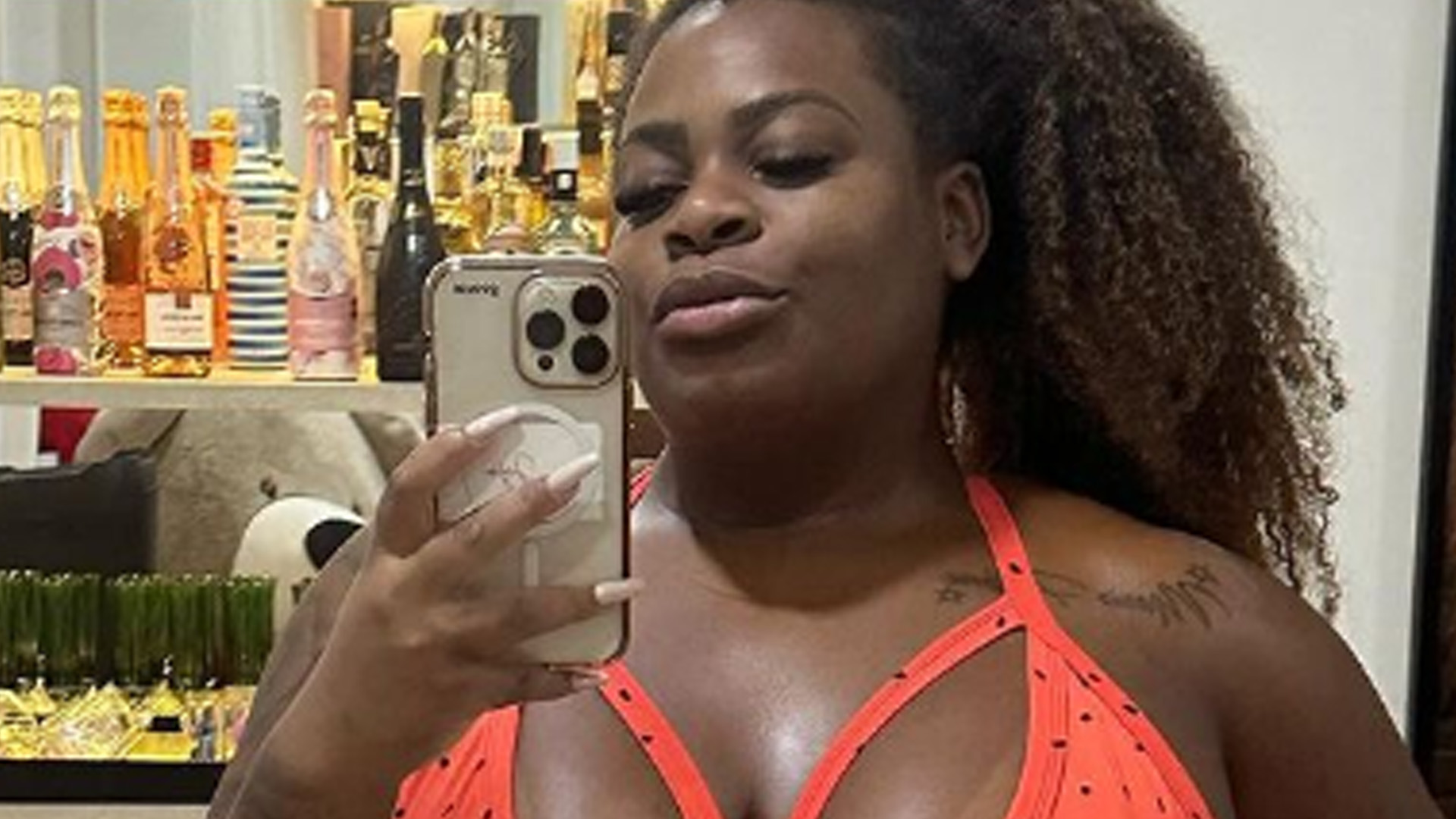Esbelta, Jojo Todynho ostenta cinturinha de pilão e barriga sequinha