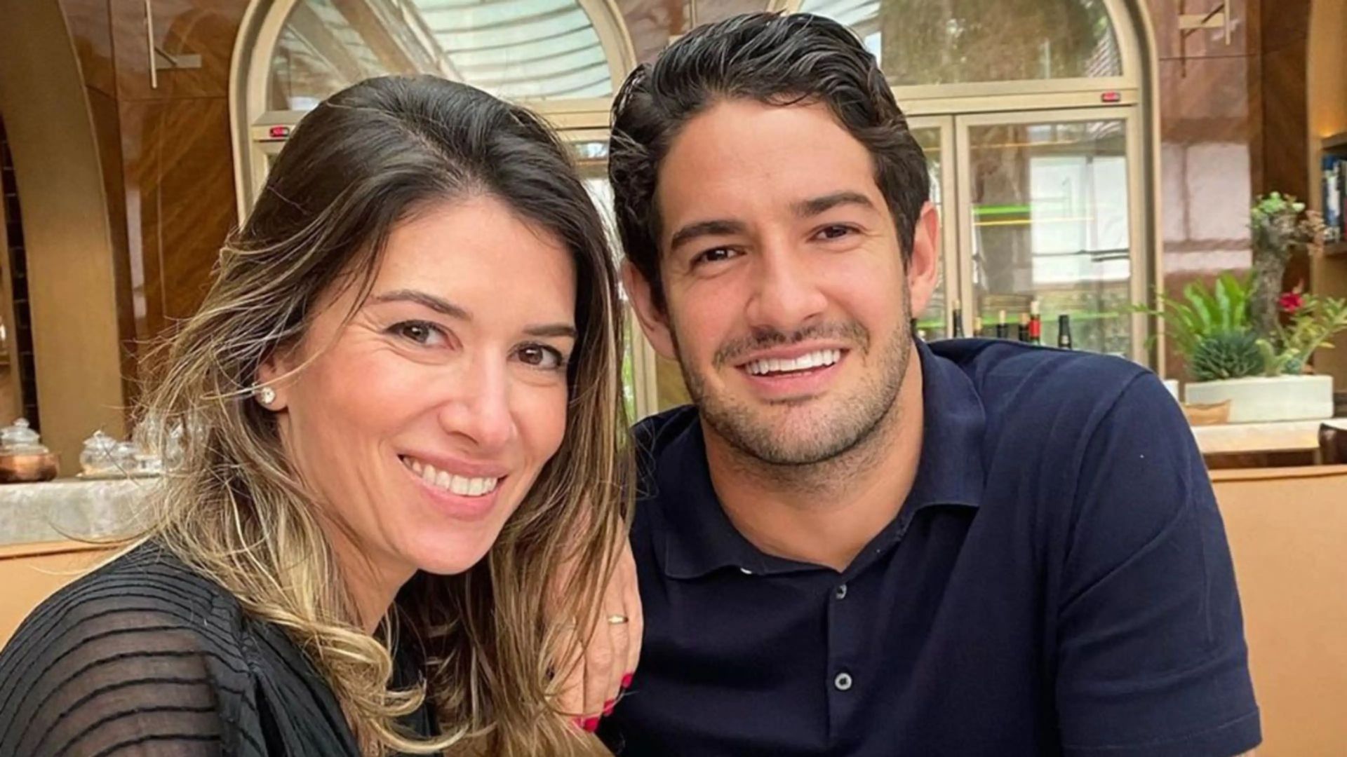 Rebeca Abravanel engravidou naturalmente? Apresentadora esteve em clínica