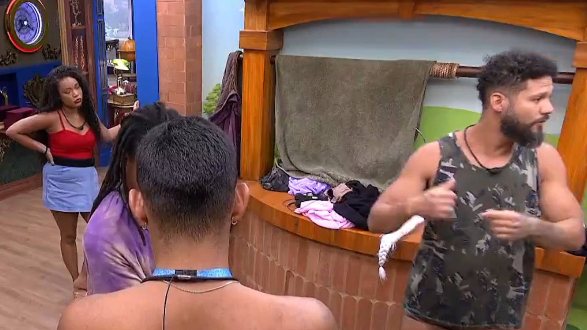 BBB 24: Thalyta chega de fininho e flagra Juninho falando mal dela: “Gritei”