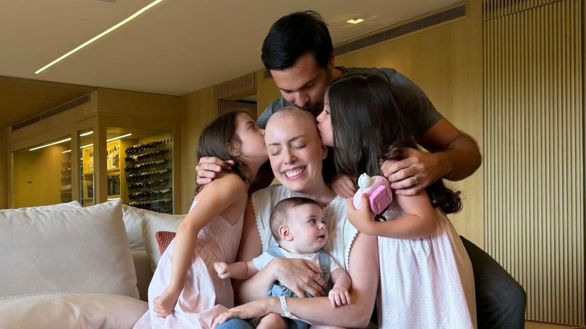 Batalhando contra câncer, Fabiana Justus recebe alta do hospital: “Em casa”