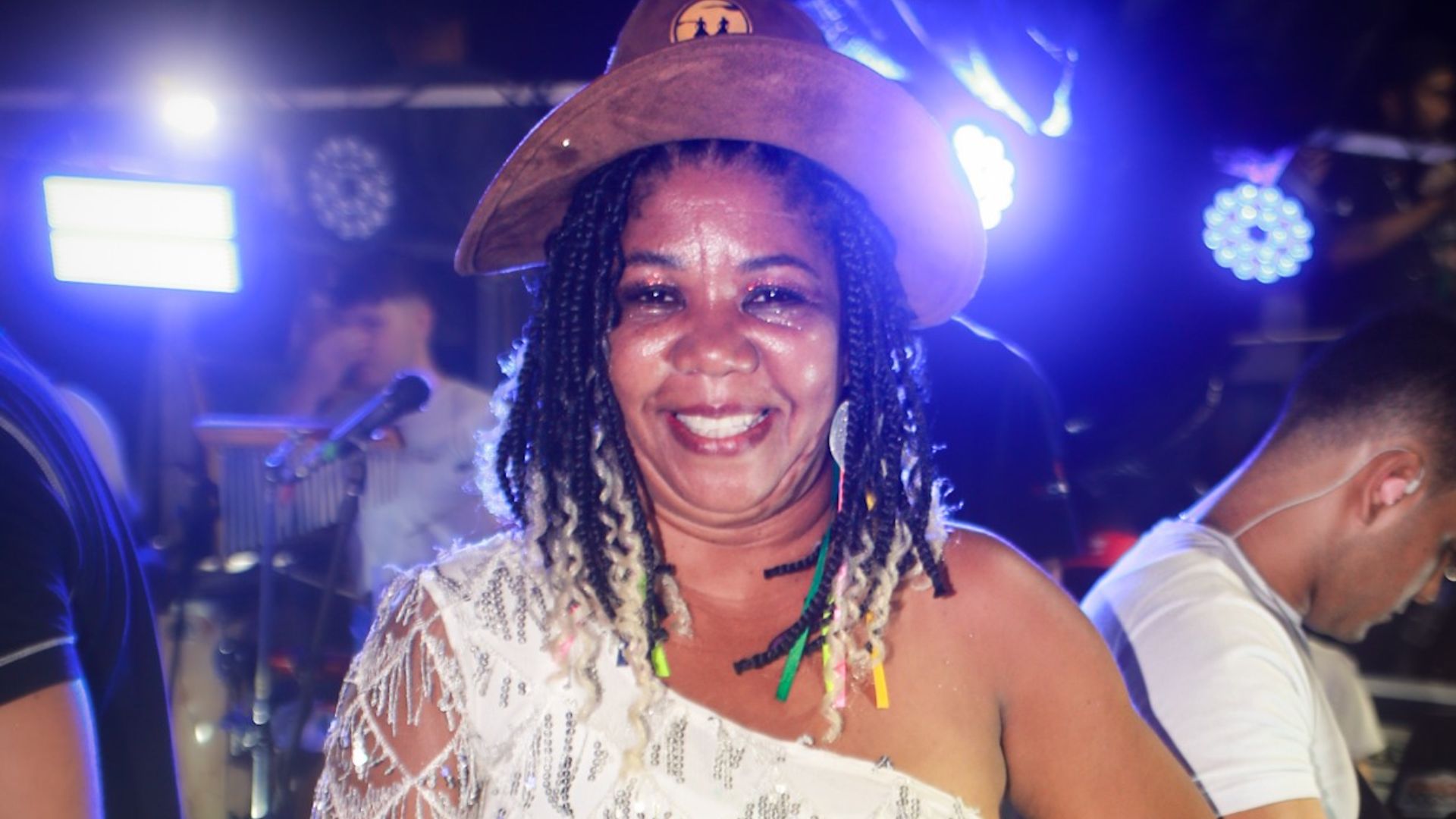 Mãe de Davi do BBB 24 curte Carnaval em Salvador ao lado de famosos