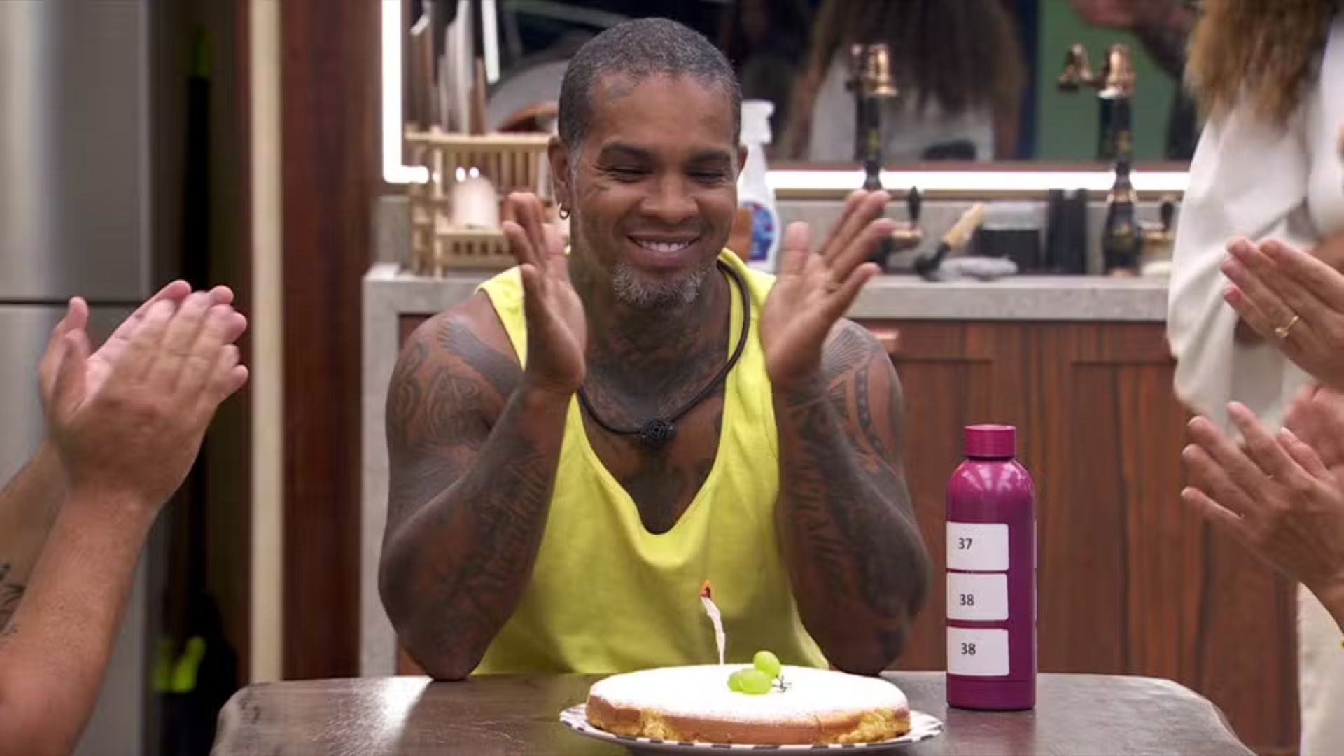 BBB 24: Rodriguinho celebra aniversário com bolo feito por sisters