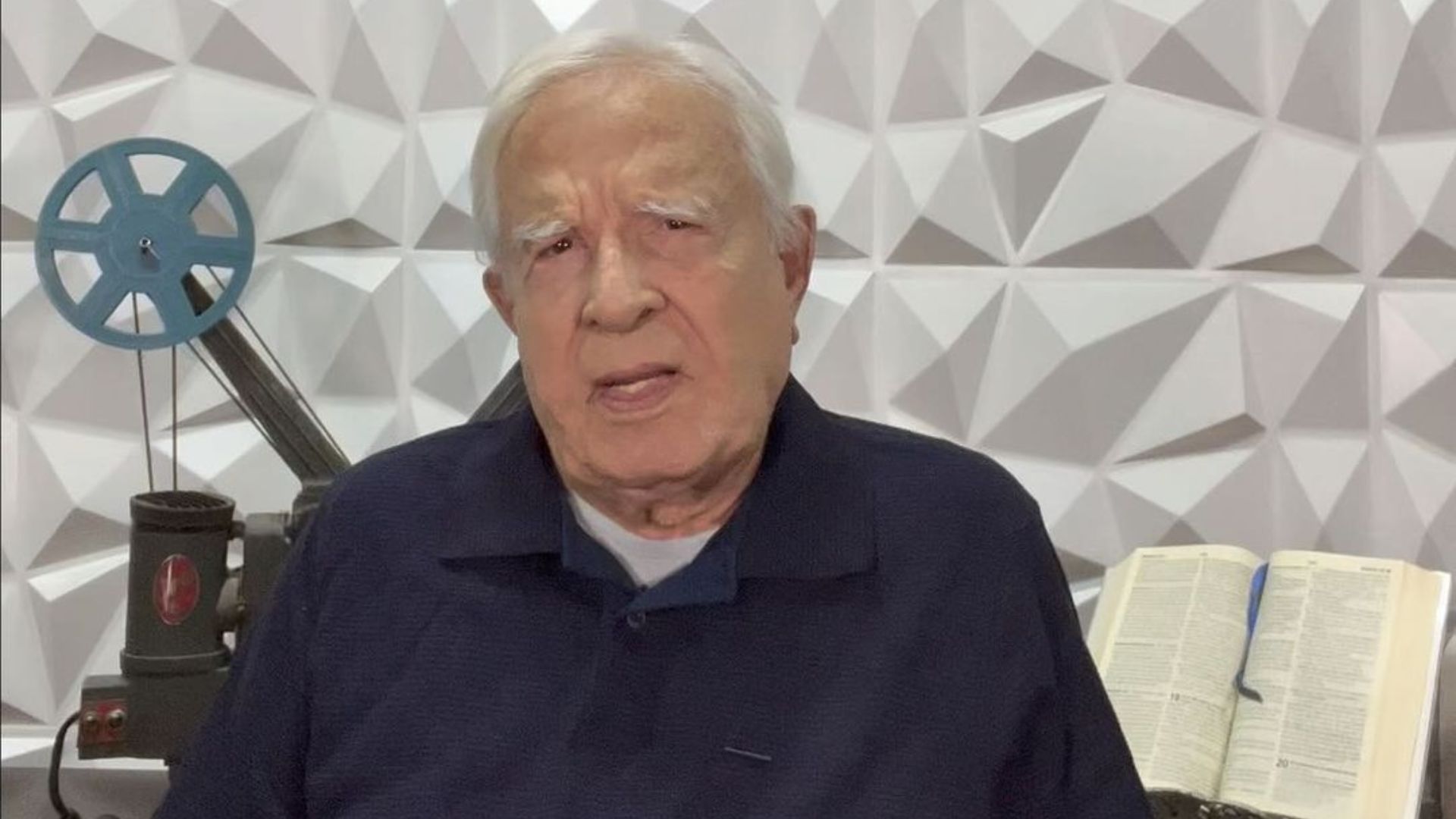 Cid Moreira nega acusação de abuso do filho adotivo: “Querendo dinheiro e fama”