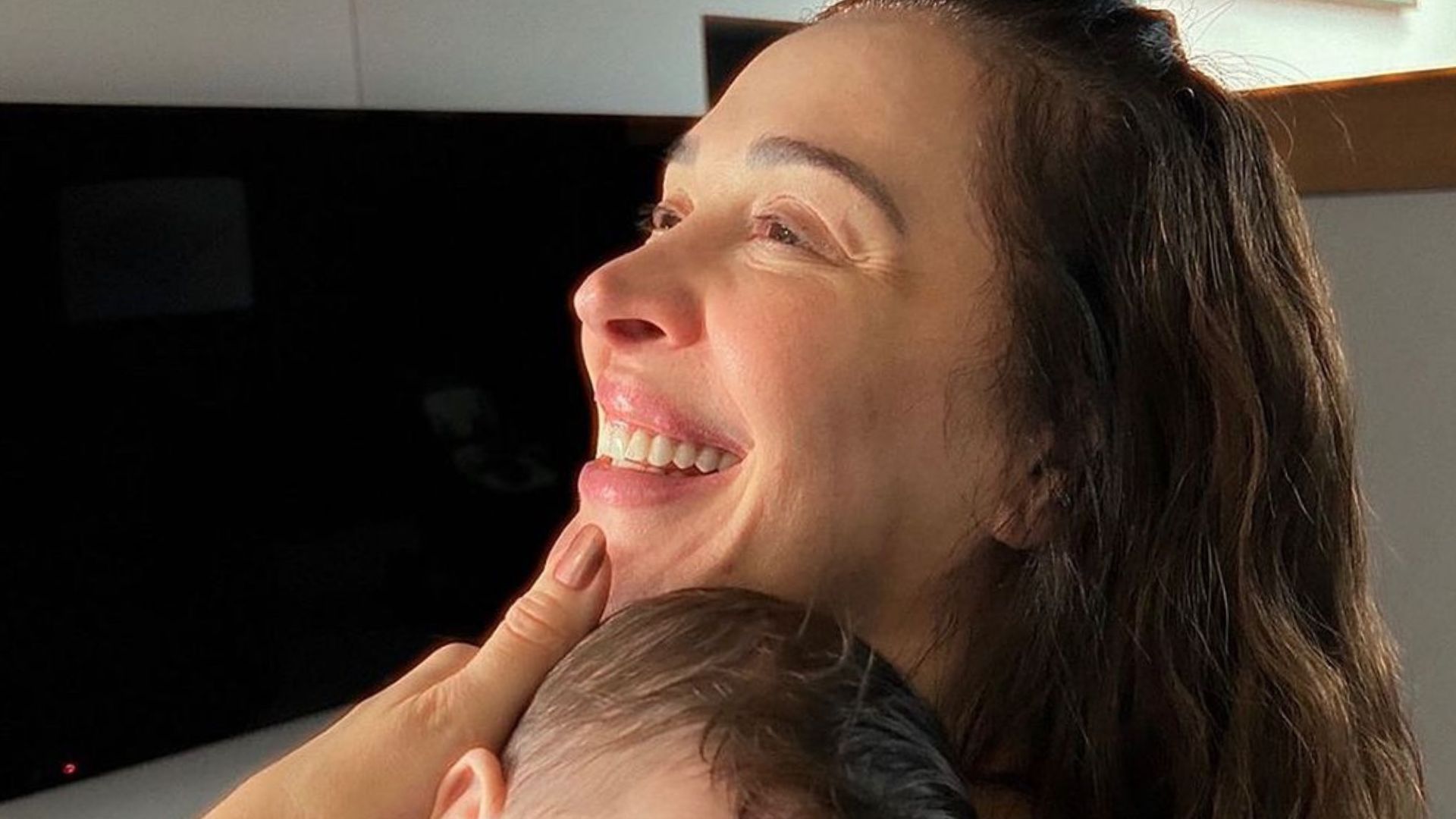 Claudia Raia se derrete pelo caçula em foto: “Melhor abraço do mundo!”