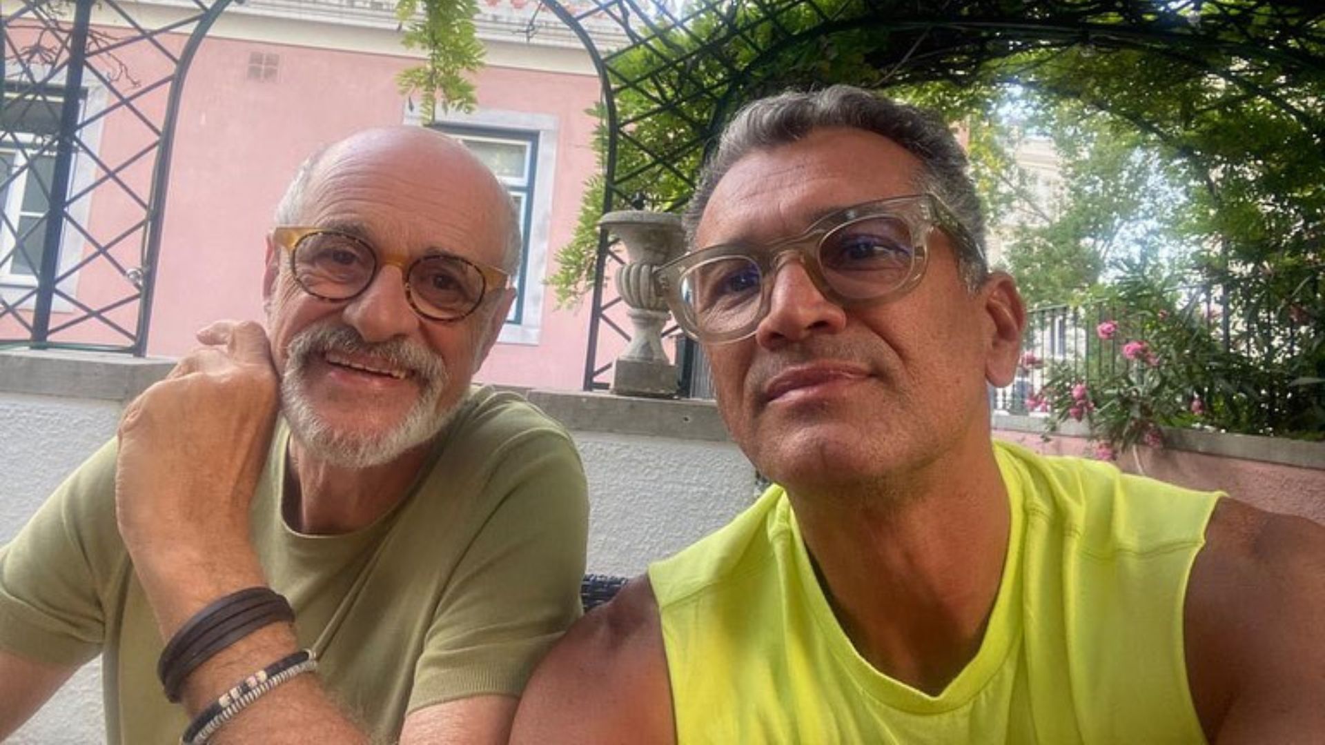 Como é o relacionamento de Marcos Caruso com marido após casamento com mulheres?