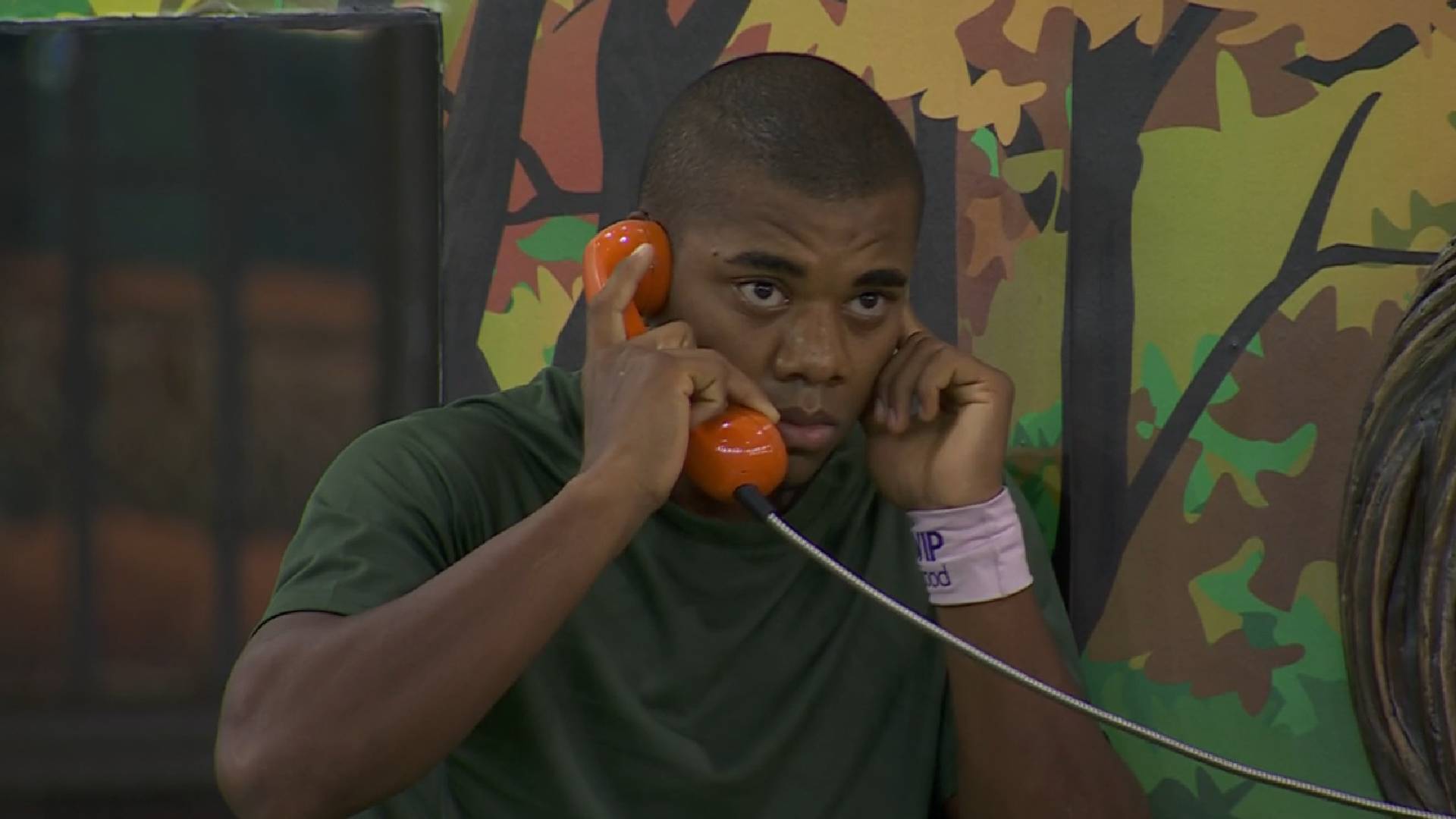 BBB 24: Davi atende Big Fone, é imunizado e dá pulseiras para nove brothers