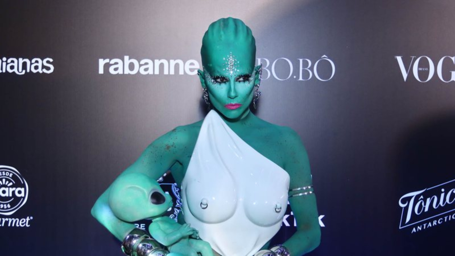 Gente? Com 4h de preparação, Deborah Secco vira ET em look bizarro e caríssimo