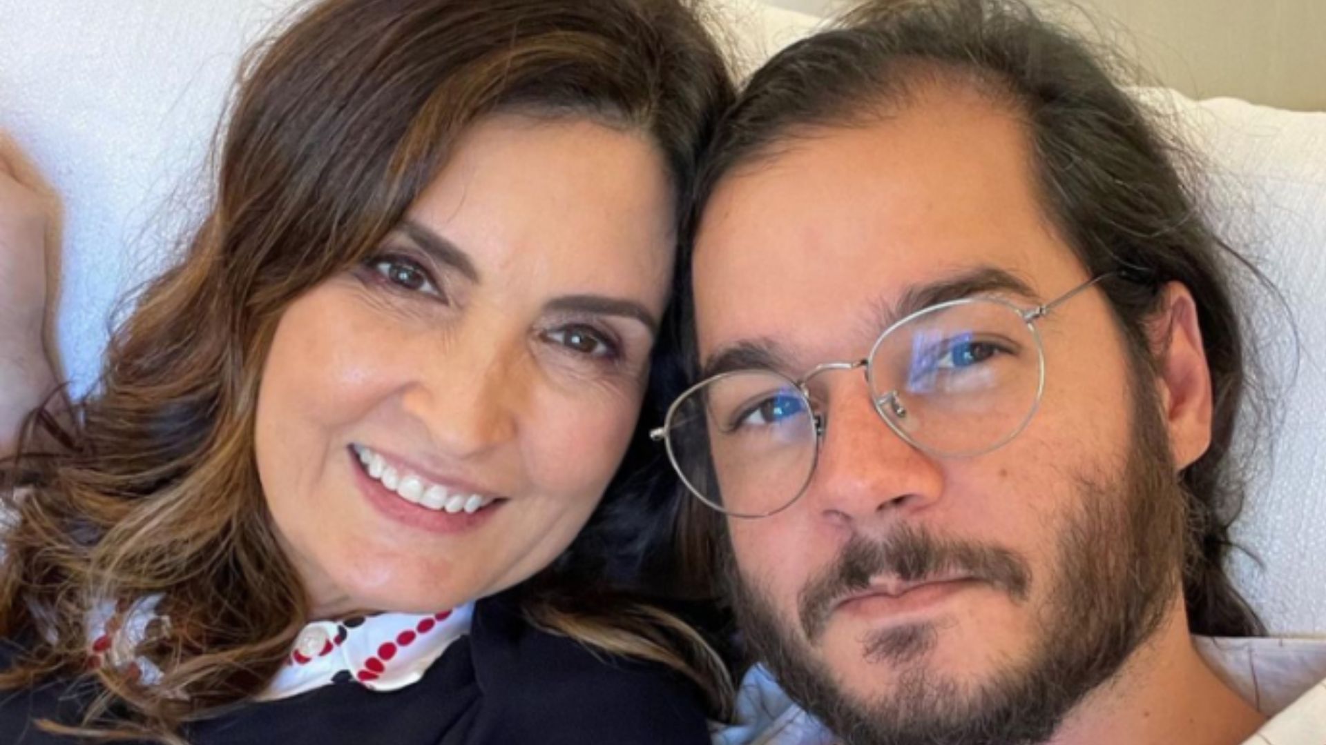 Disfarçados, Fátima Bernardes e namorado se misturam com povão no Carnaval