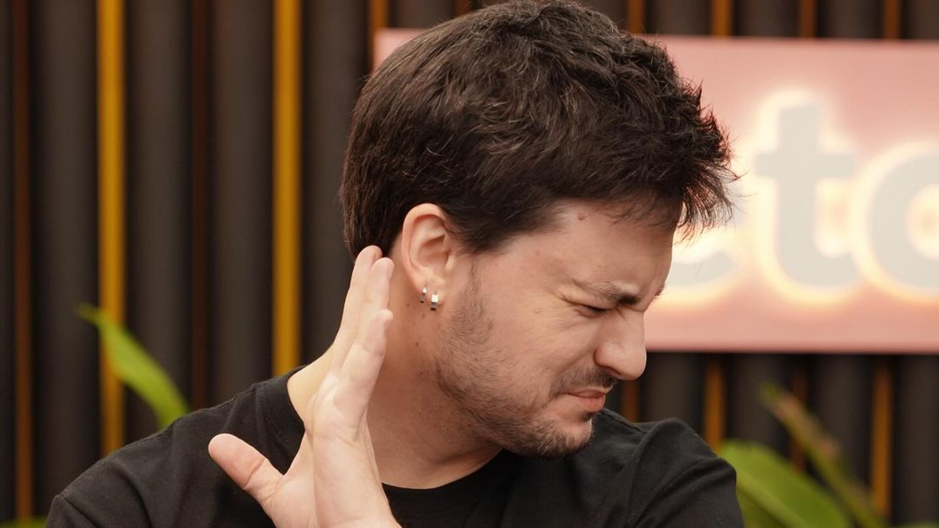 Felipe Neto volta a ficar doente após se livrar de vírus