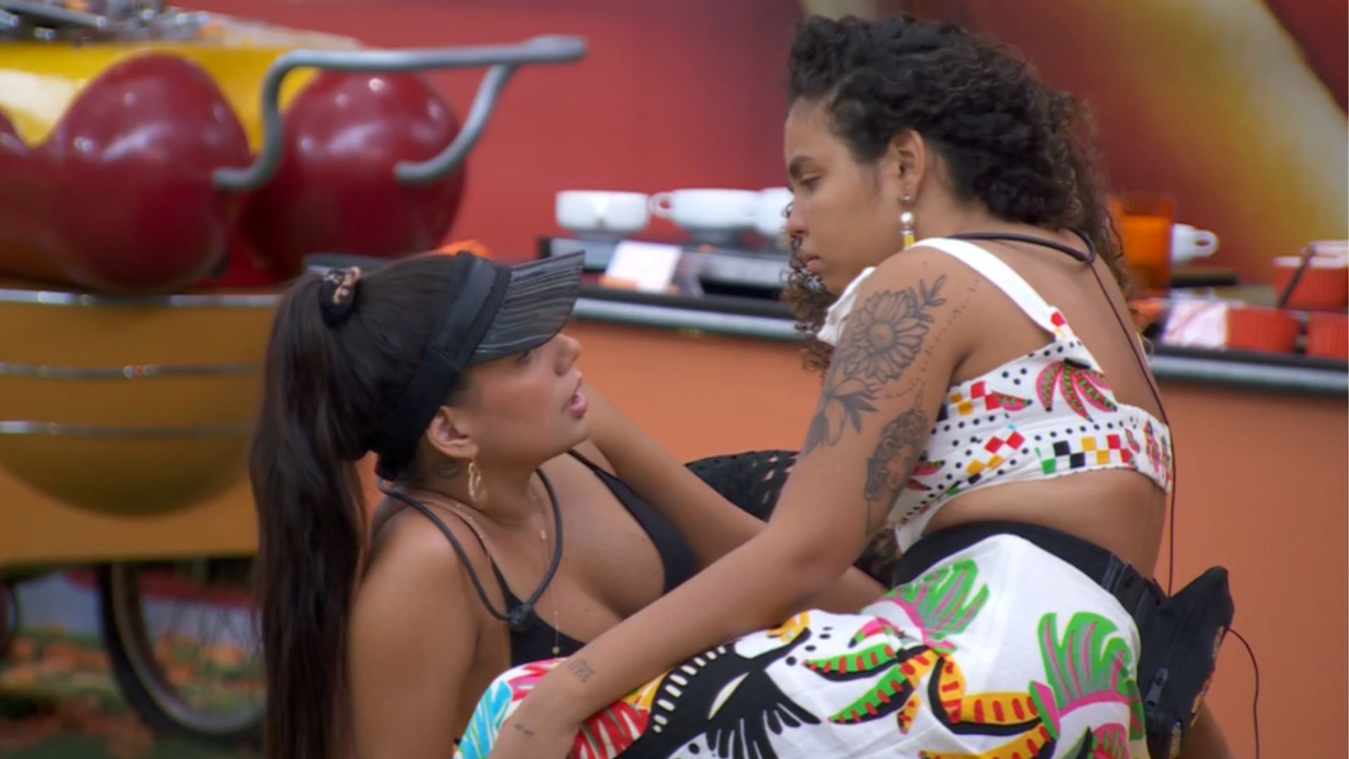 BBB 24: Certa de eliminação, Fernanda alerta Pitel sobre aliado: “Esquisito”