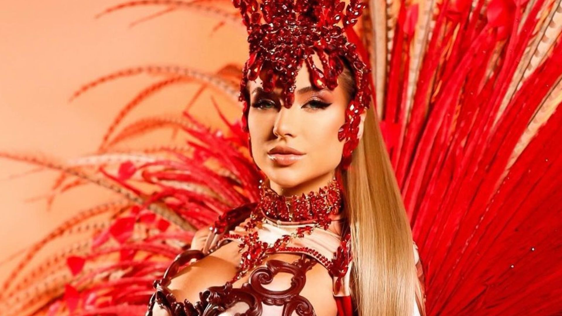 Seios de Gabi Martins escapam de fantasia durante desfile: “Desesperador”