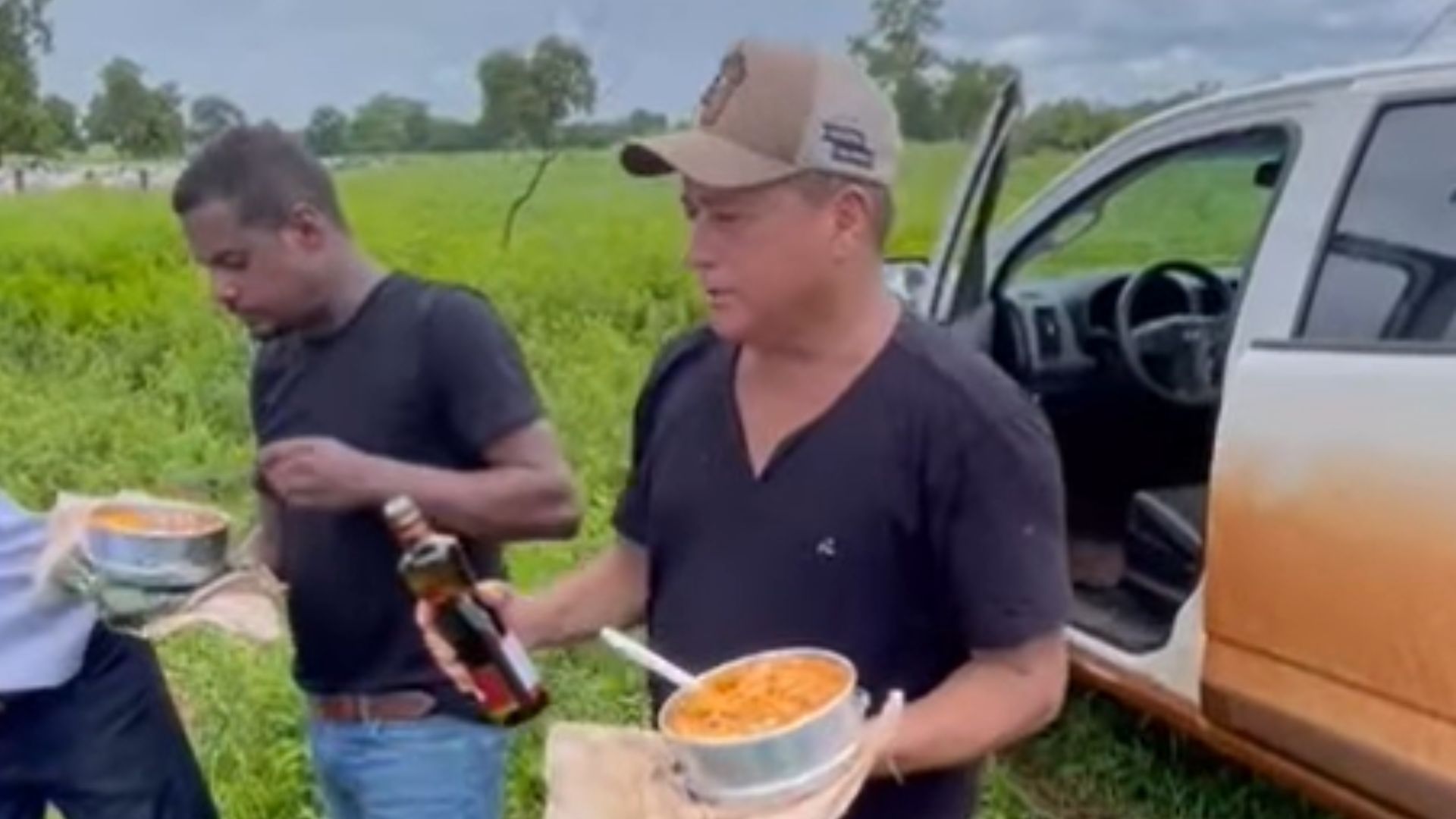 Leonardo vira alvo de comentários após comer marmita com funcionários