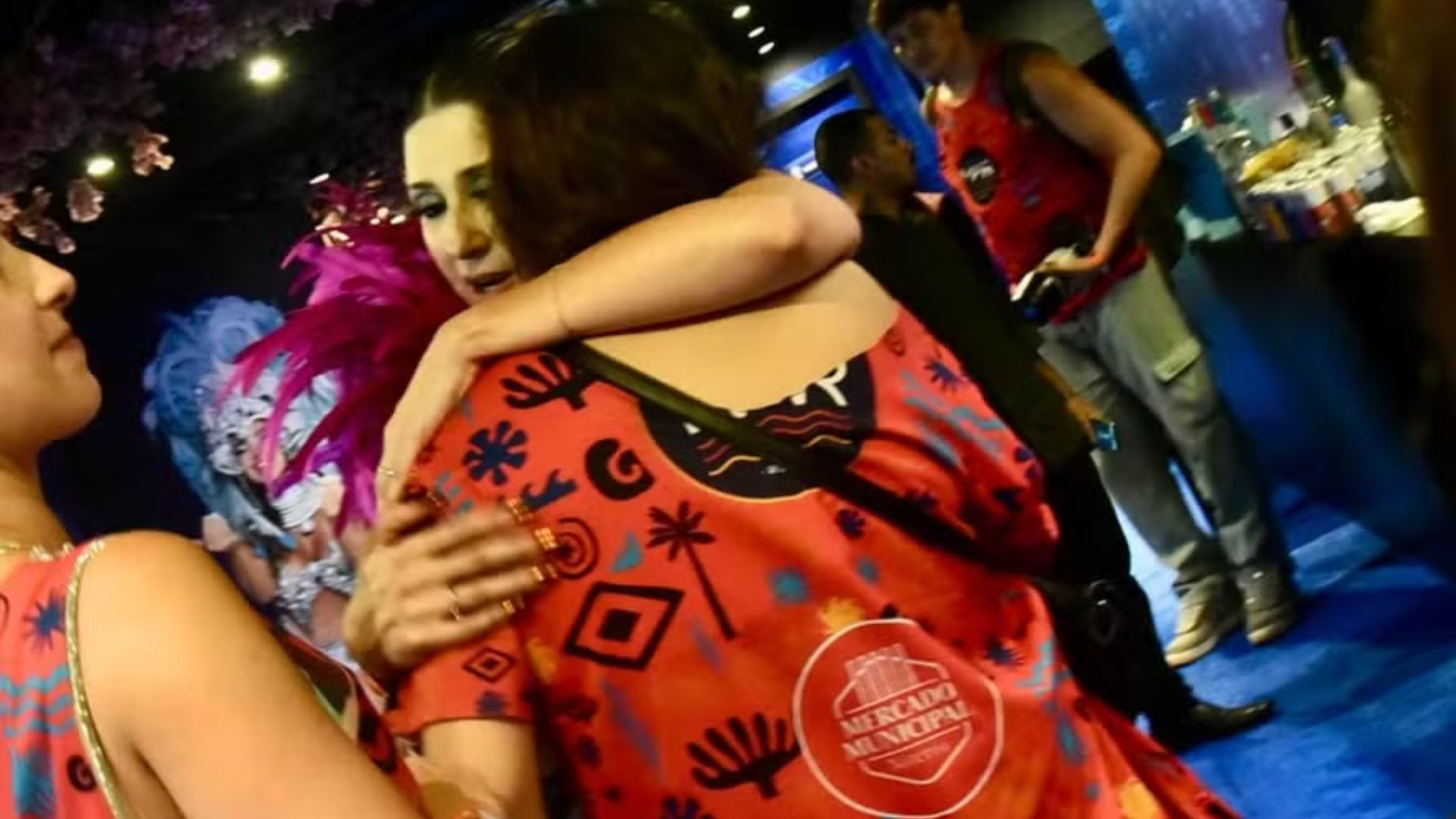 Madura! Dani Calabresa abraça ex-mulher de Marcelo Adnet em camarote da Sapucaí