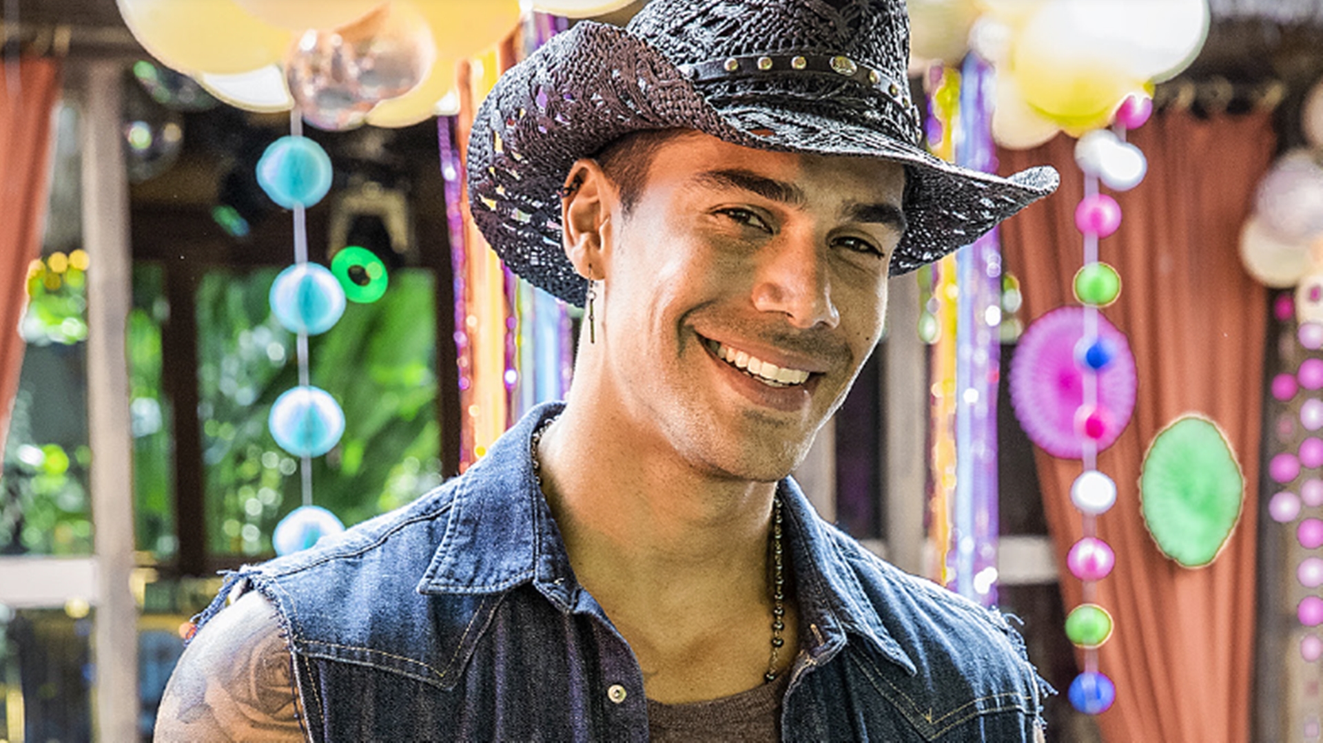 Micael Borges revela que usa perfume secreto para encarar Jefinho Sem Vergonha