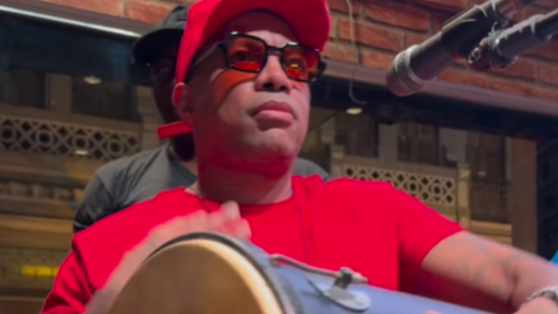 Músico do Grupo Revelação é esfaqueado durante assalto em Salvador