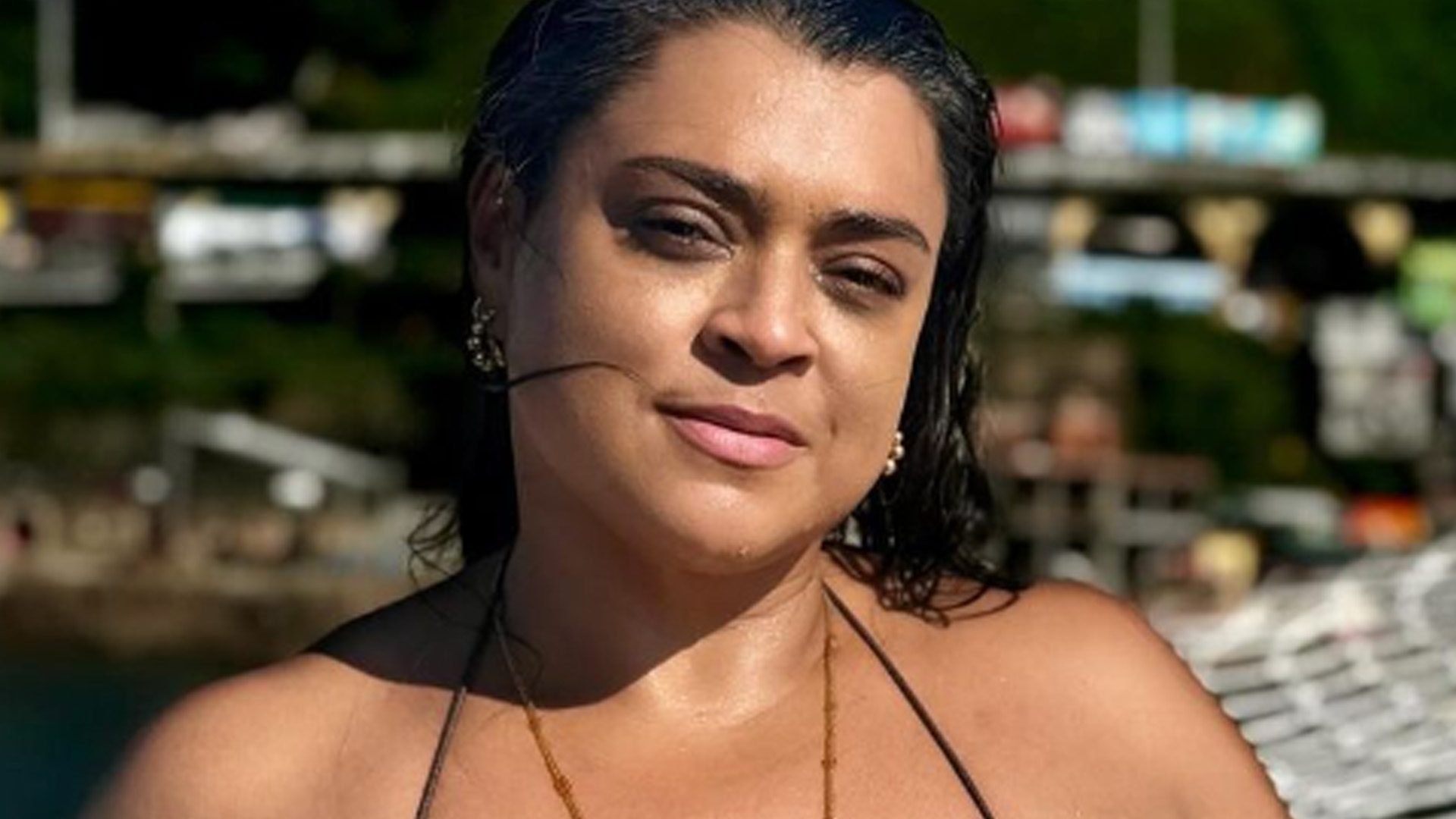 Sem medo, Preta Gil posa de biquíni e mostra cicatriz na barriga: “Vitórias”