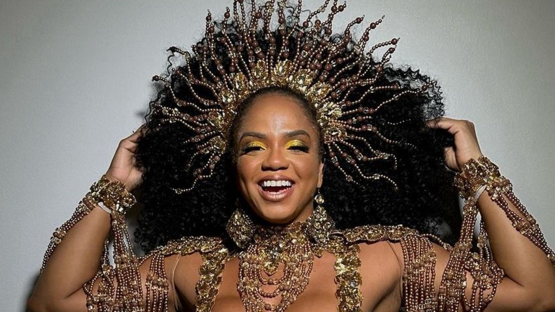 Rainha de bateria da Portela fala sobre rivalidade no Carnaval: “Respeito, né?”