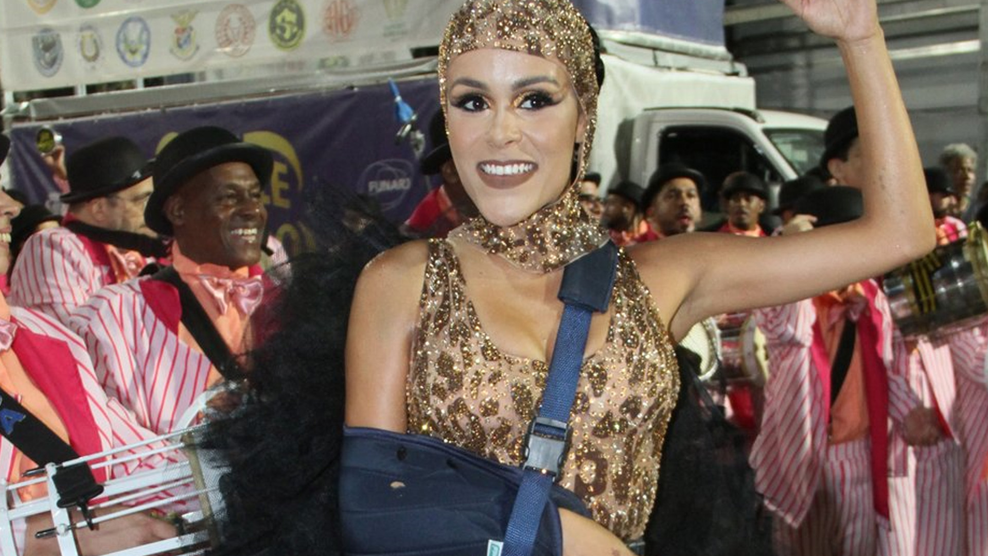 Rainha de Bateria da São Clemente desfila machucada e com braço imobilizado
