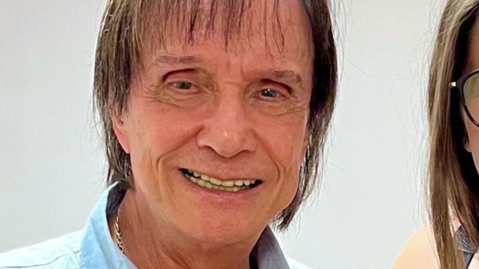 Tá uma mulher! Roberto Carlos faz aparição rara com a neta: “A cara da vovó”