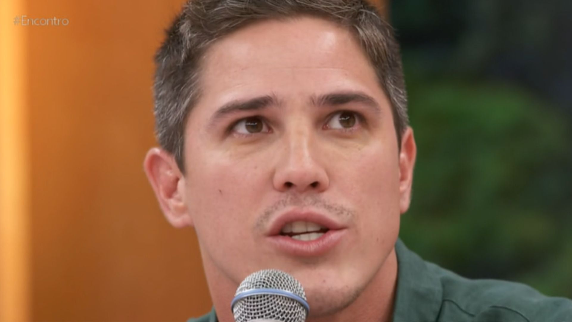No ‘Encontro’, Rômulo Arantes revela data de casamento com famosa: “Chegando”