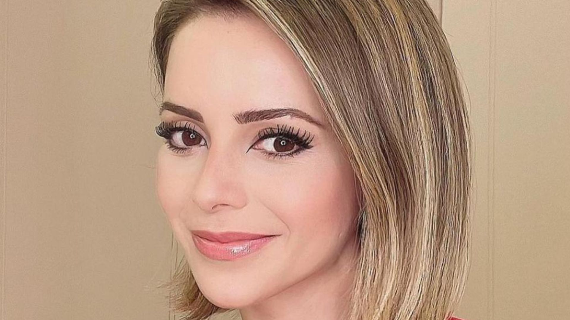Sandy causa alvoroço em cena romântica com famoso