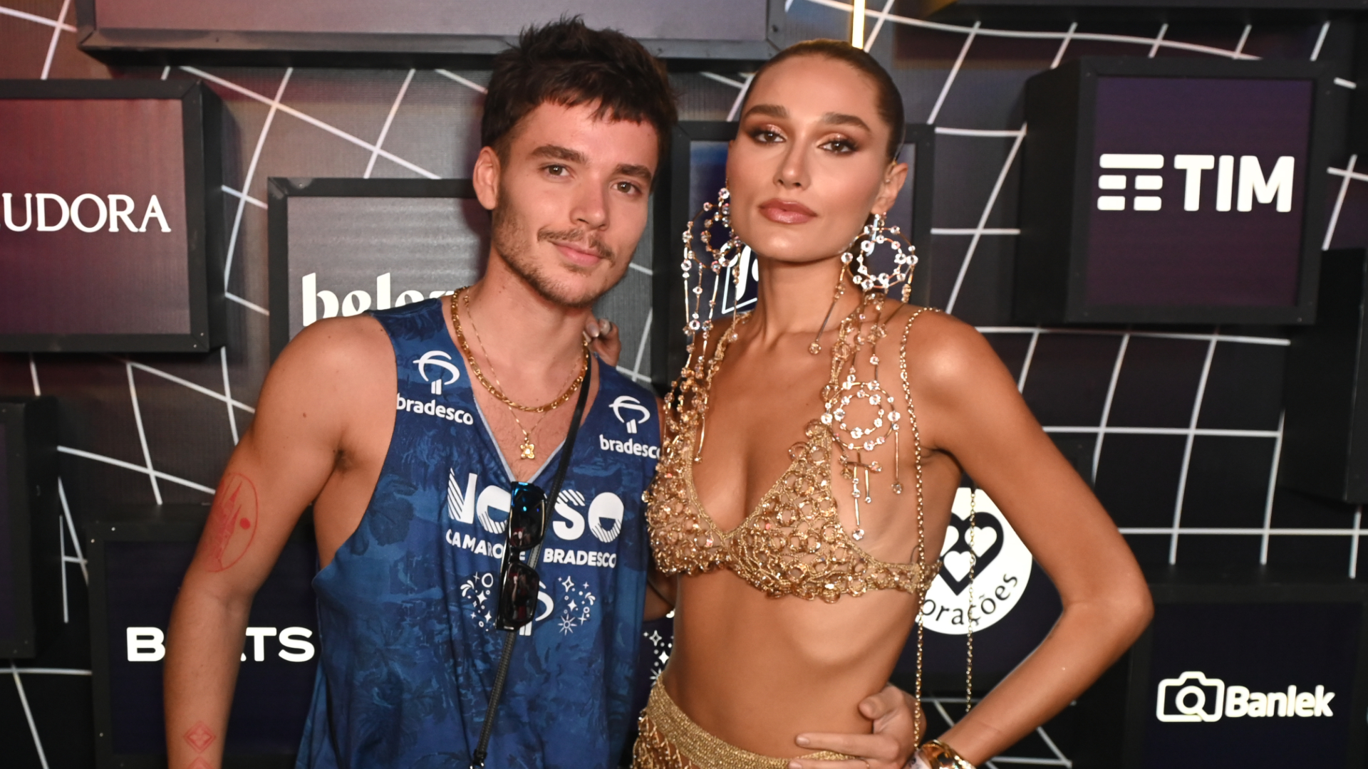 Sasha Meneghel ‘fecha’ com Marquezine e ignora marido na avenida; assista
