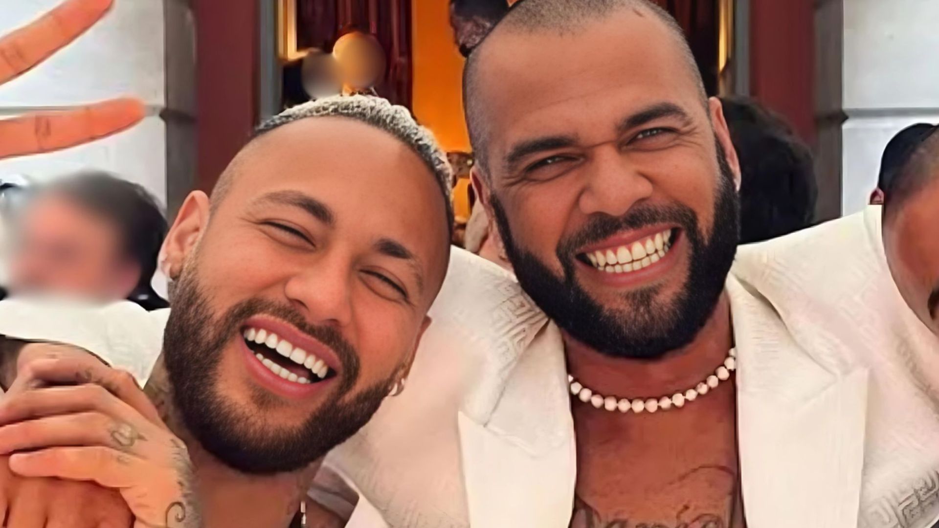 Senadora detona Neymar por ajudar a reduzir pena de Daniel Alves: “Vergonha”