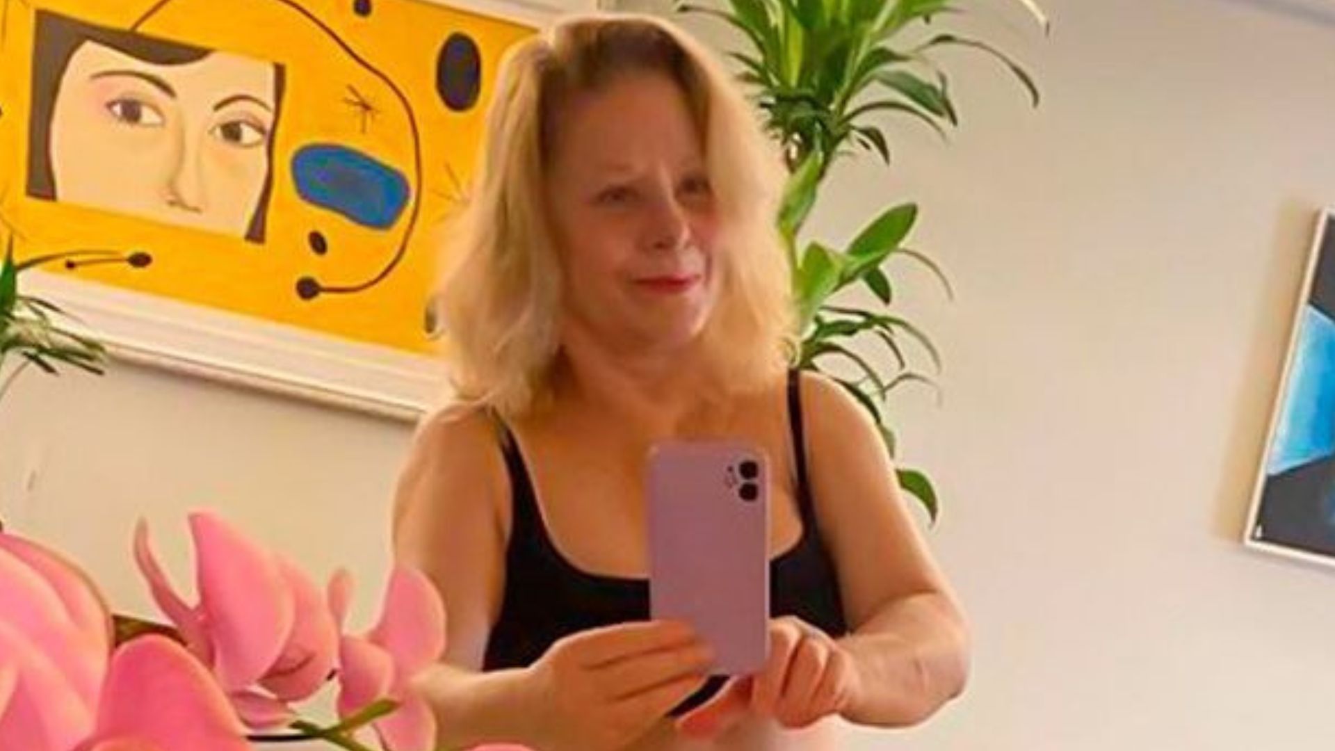 Vera Fischer curte folia em casa apenas de biquíni cavado: “Largada no sofá”