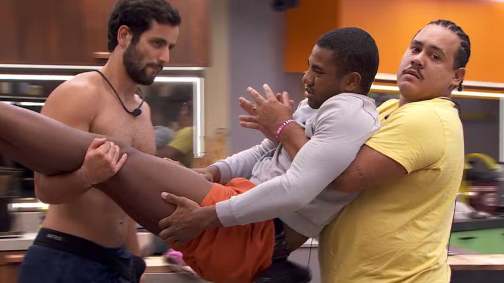 BBB 24: Davi sofre acidente e é carregado para Confessionário: “No chão”