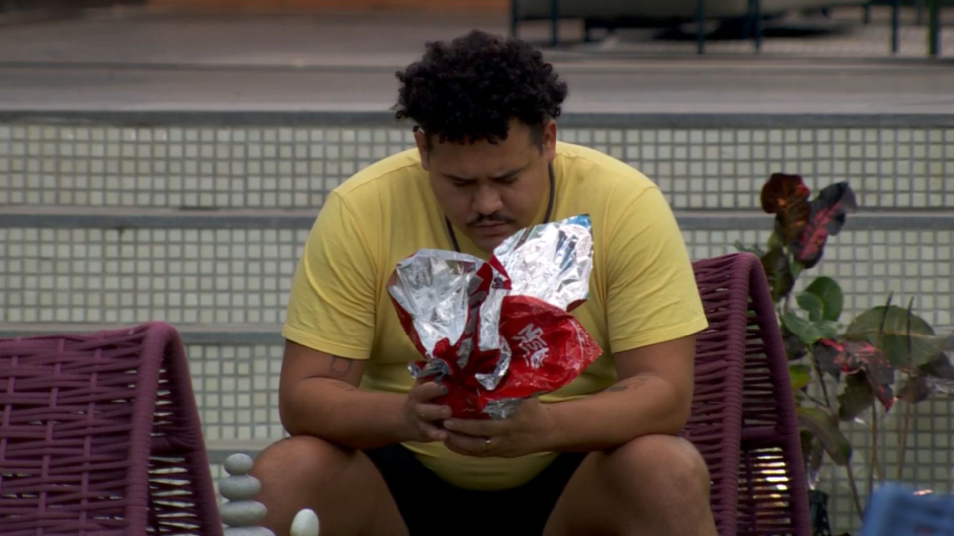 BBB 24: Lucas Henrique se desespera ao ser ignorado novamente pela esposa