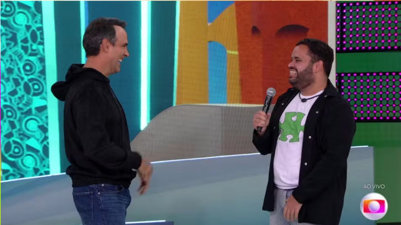 BBB 24: Michel é recebido por Tadeu Schmidt e desabafa: “Sonho”