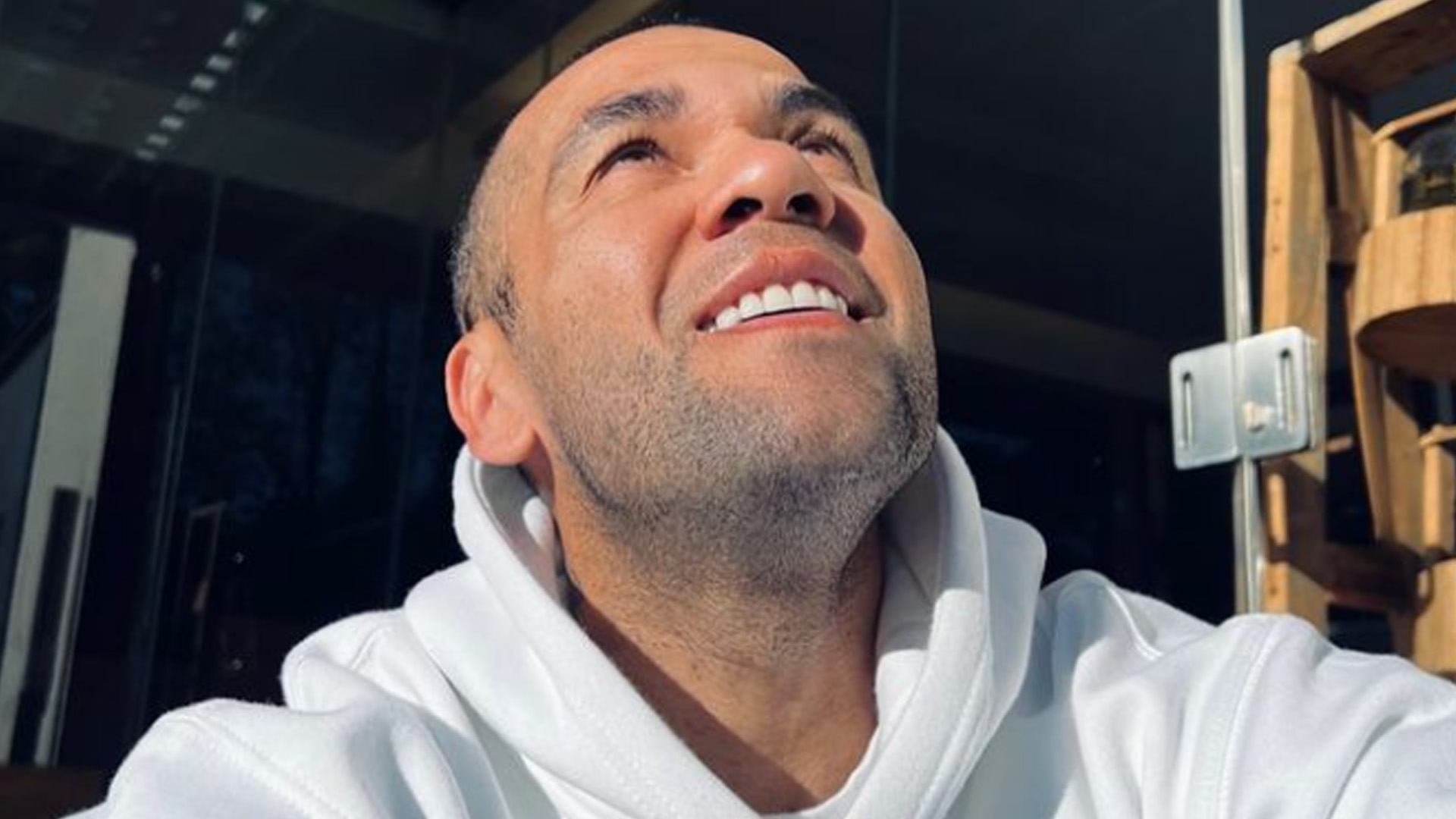 Condenado, Daniel Alves paga R$ 5 milhões para sair da prisão na Espanha